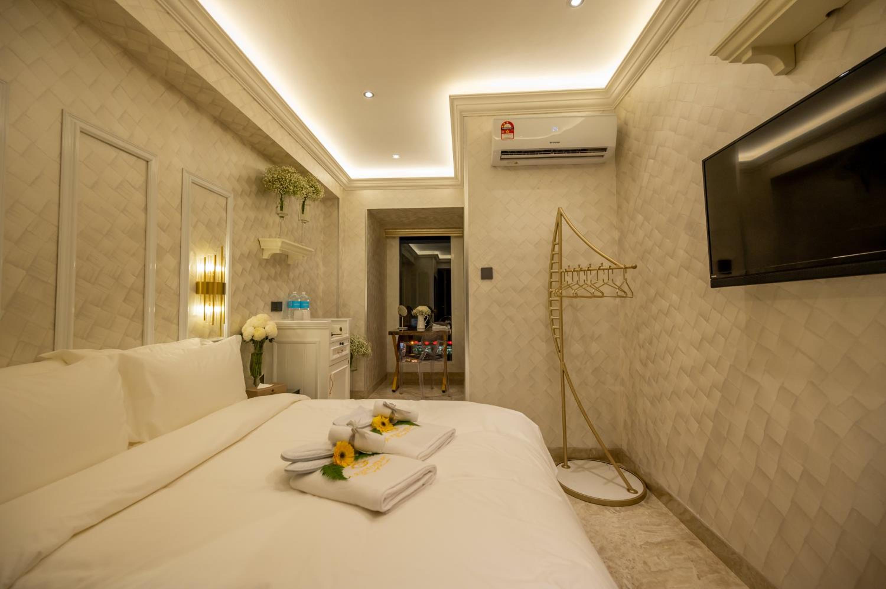Standard Double Room - Photo 19