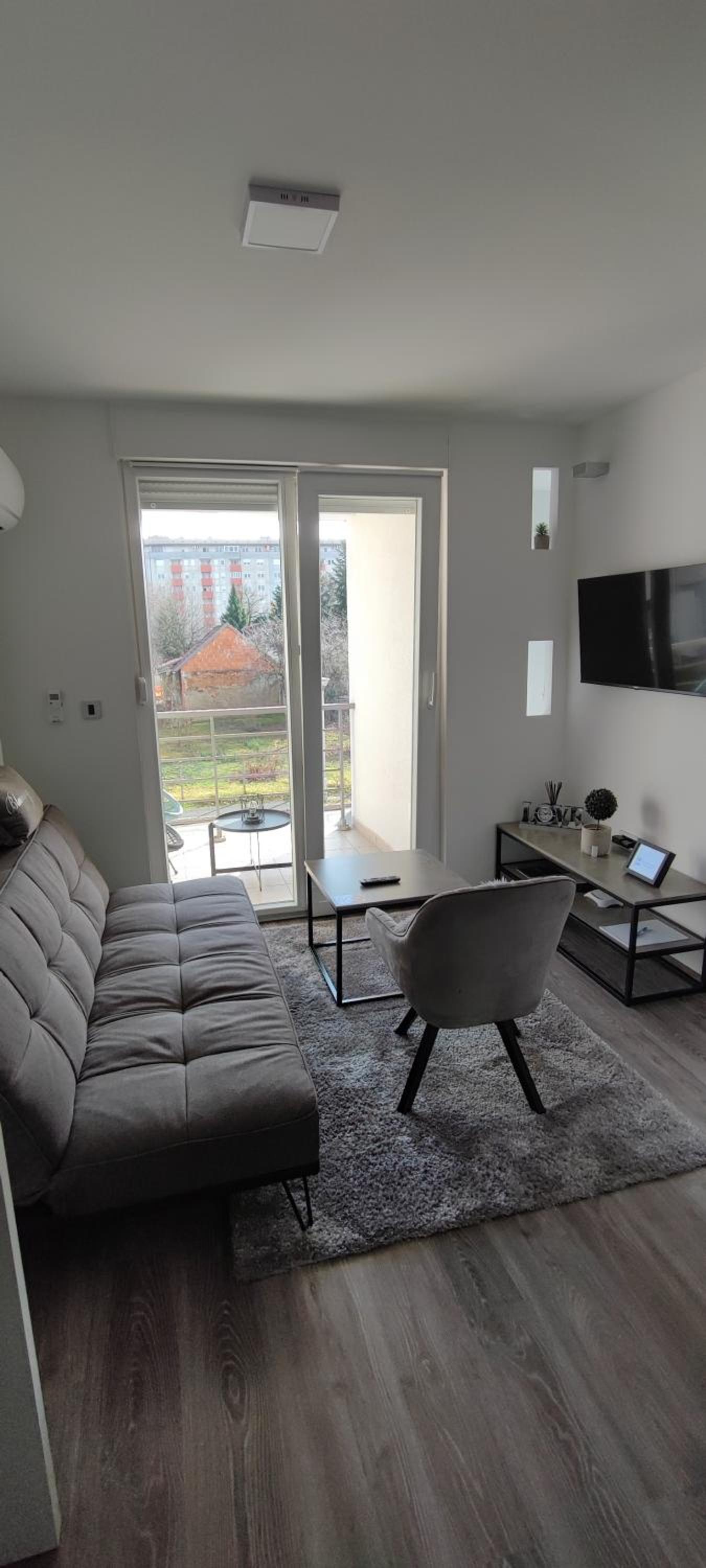 One-Bedroom Apartment photo 1