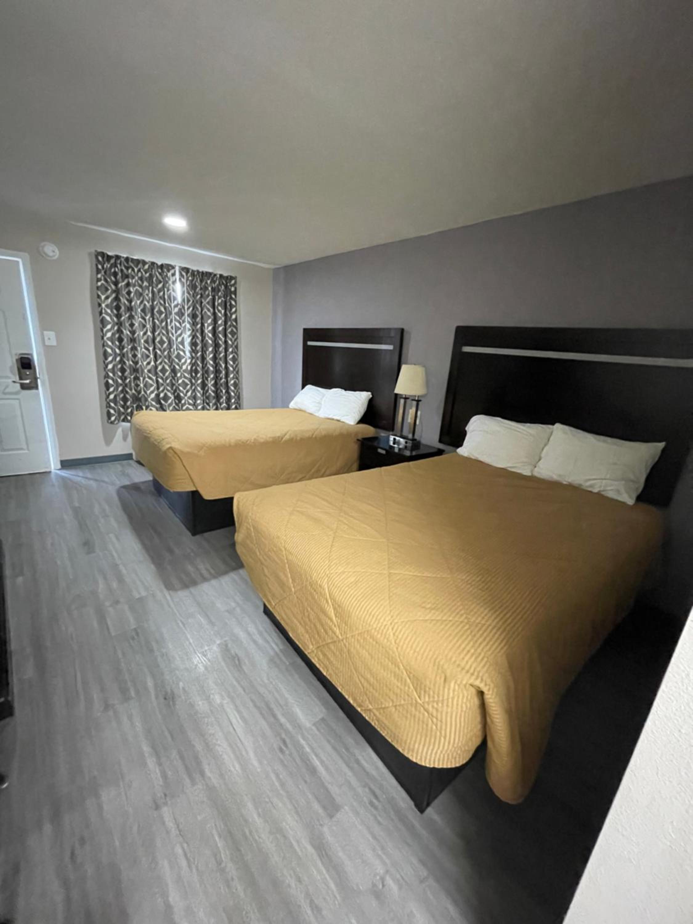 Double Room with Two Double Beds - Photo 2