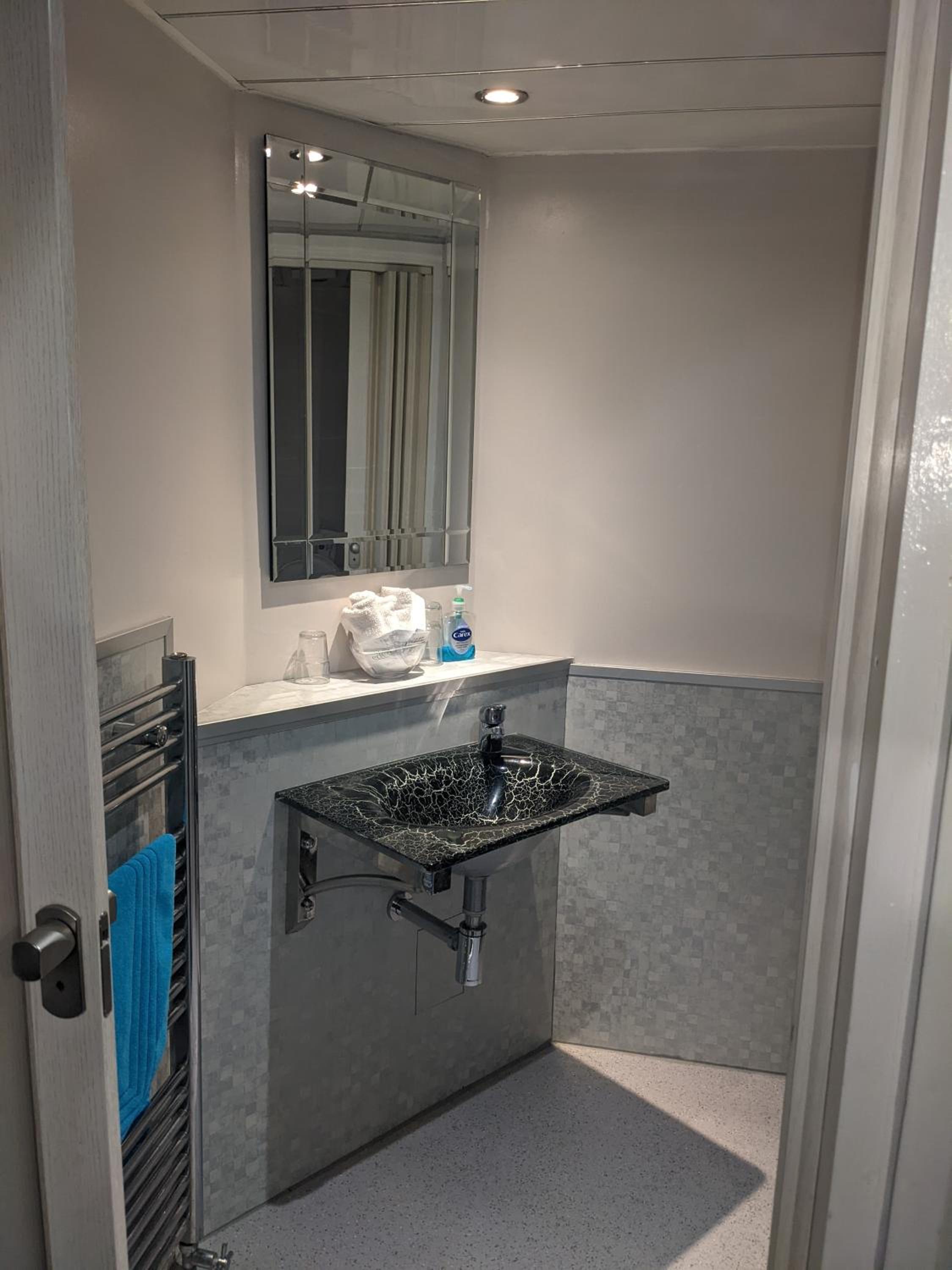 Double or Twin Room - Photo 9