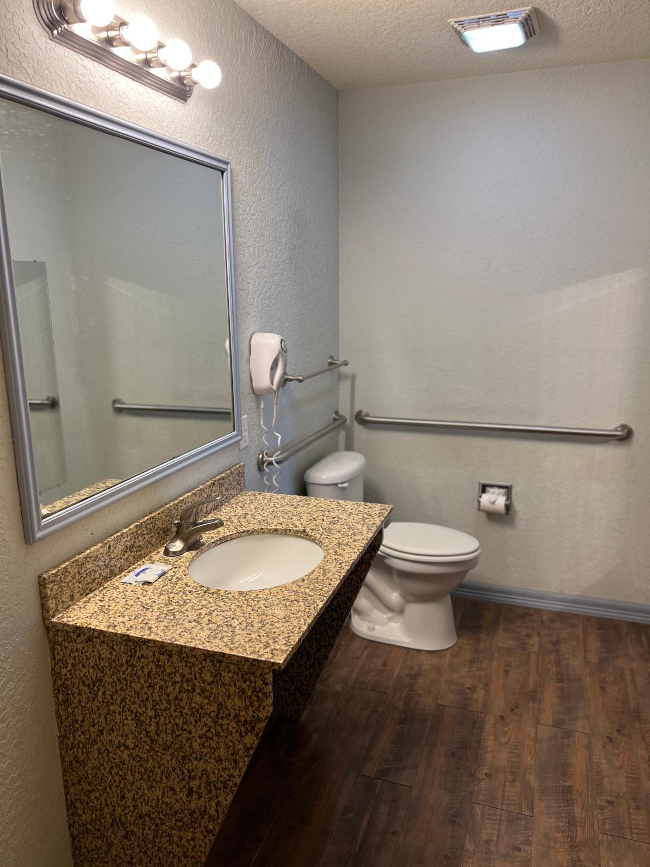 Deluxe Queen Suite photo 3