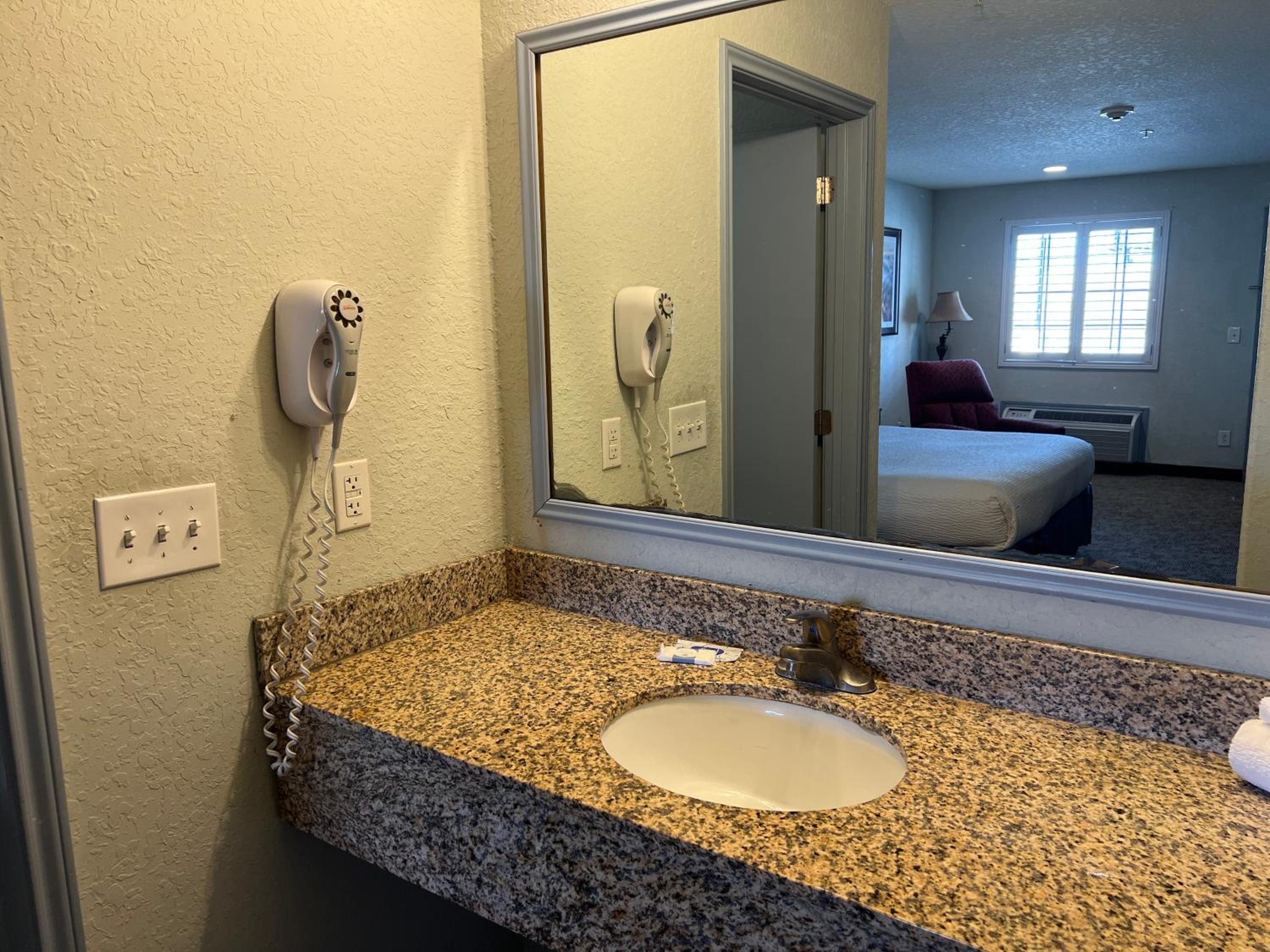 Deluxe Double Room (2 Adults + 1 Child) photo 3