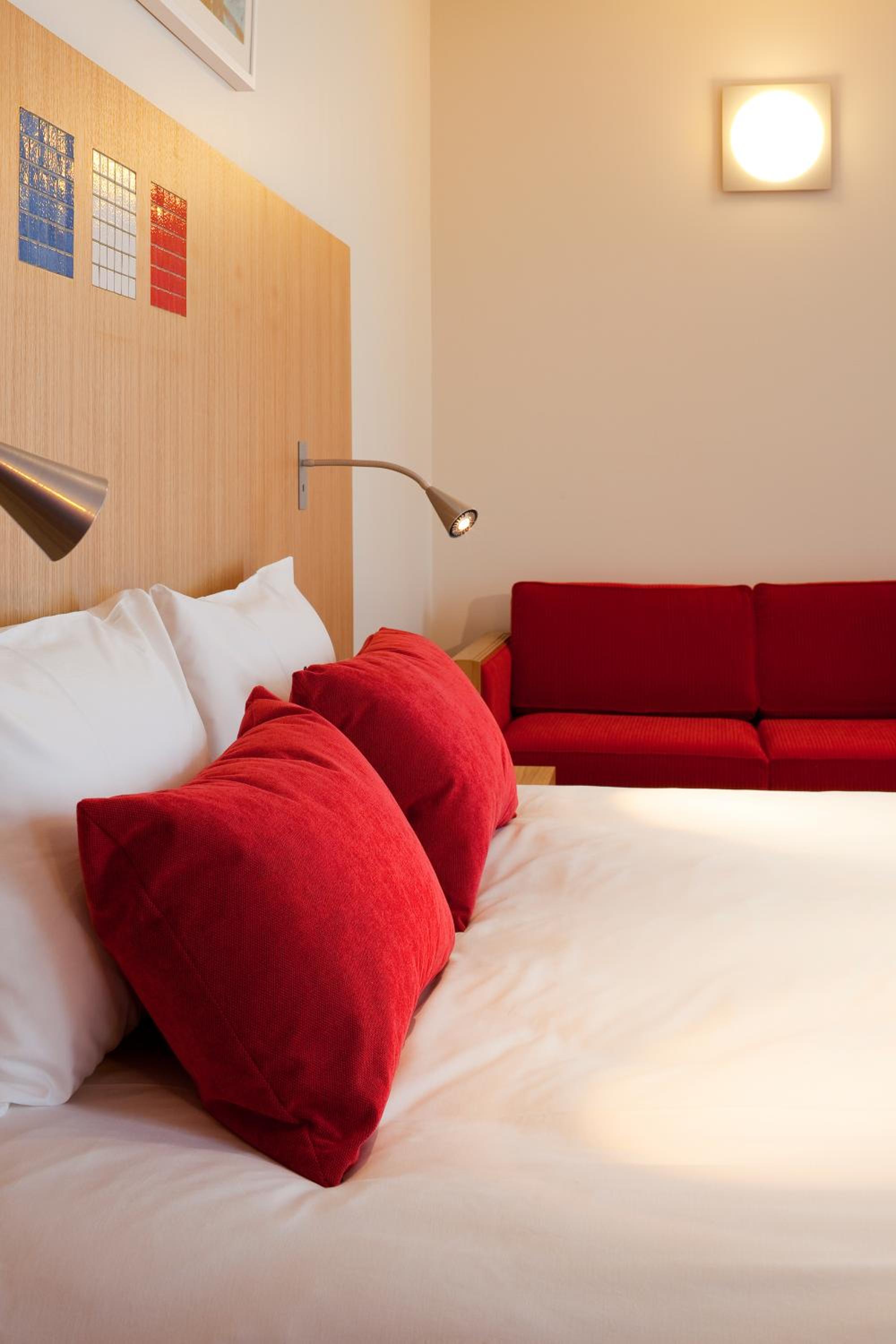 Privilege Room with 1 Double Bed and 1 Sofa Bed - Photo 1