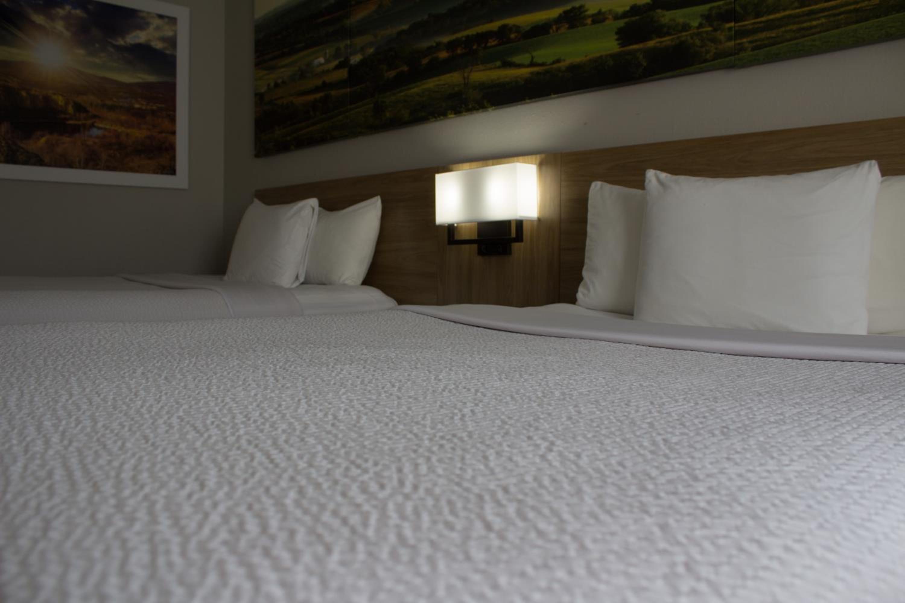 Queen Room with Two Queen Beds - Non-Smoking - Photo 6