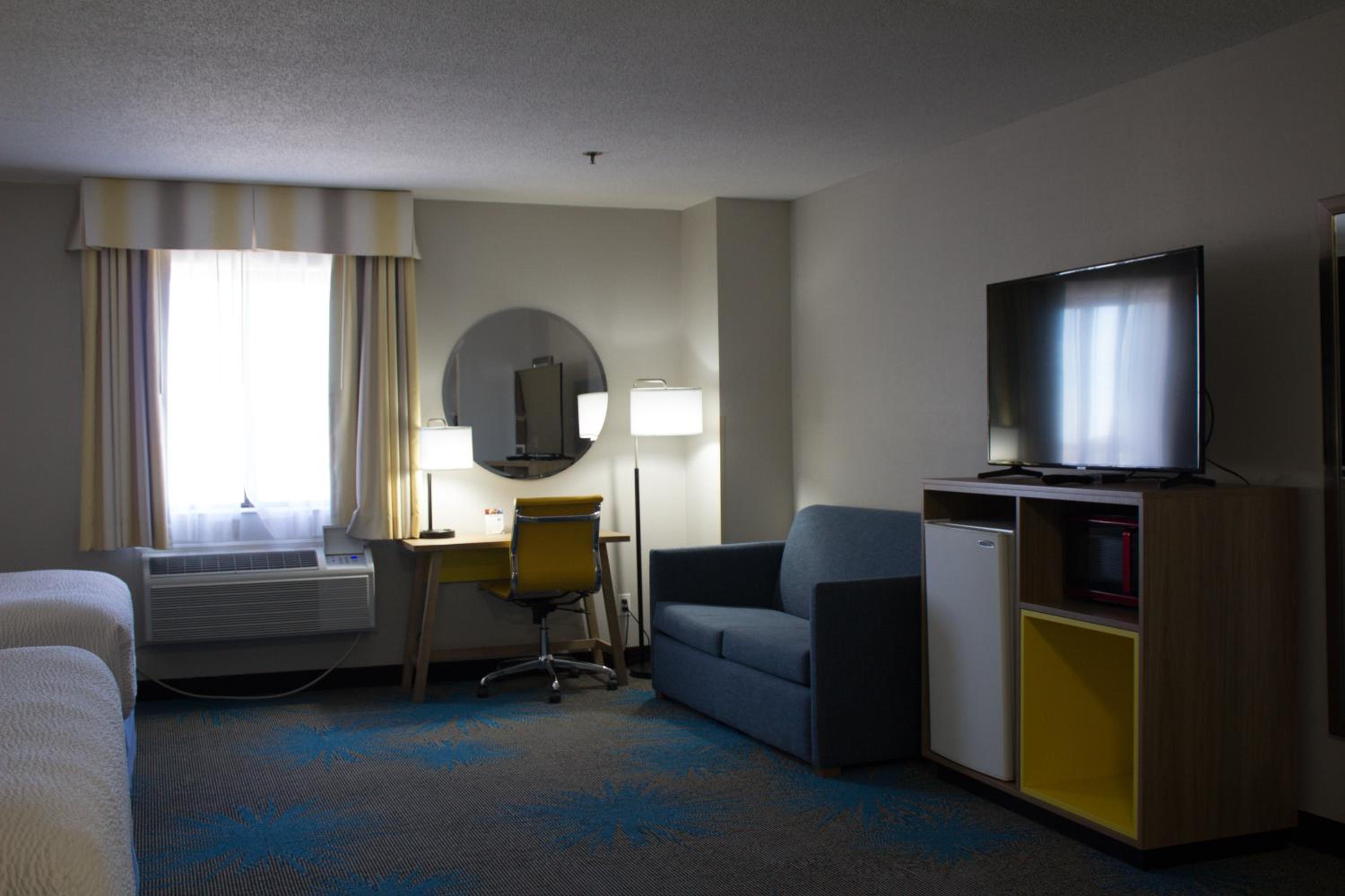 Deluxe King Suite - Photo 9