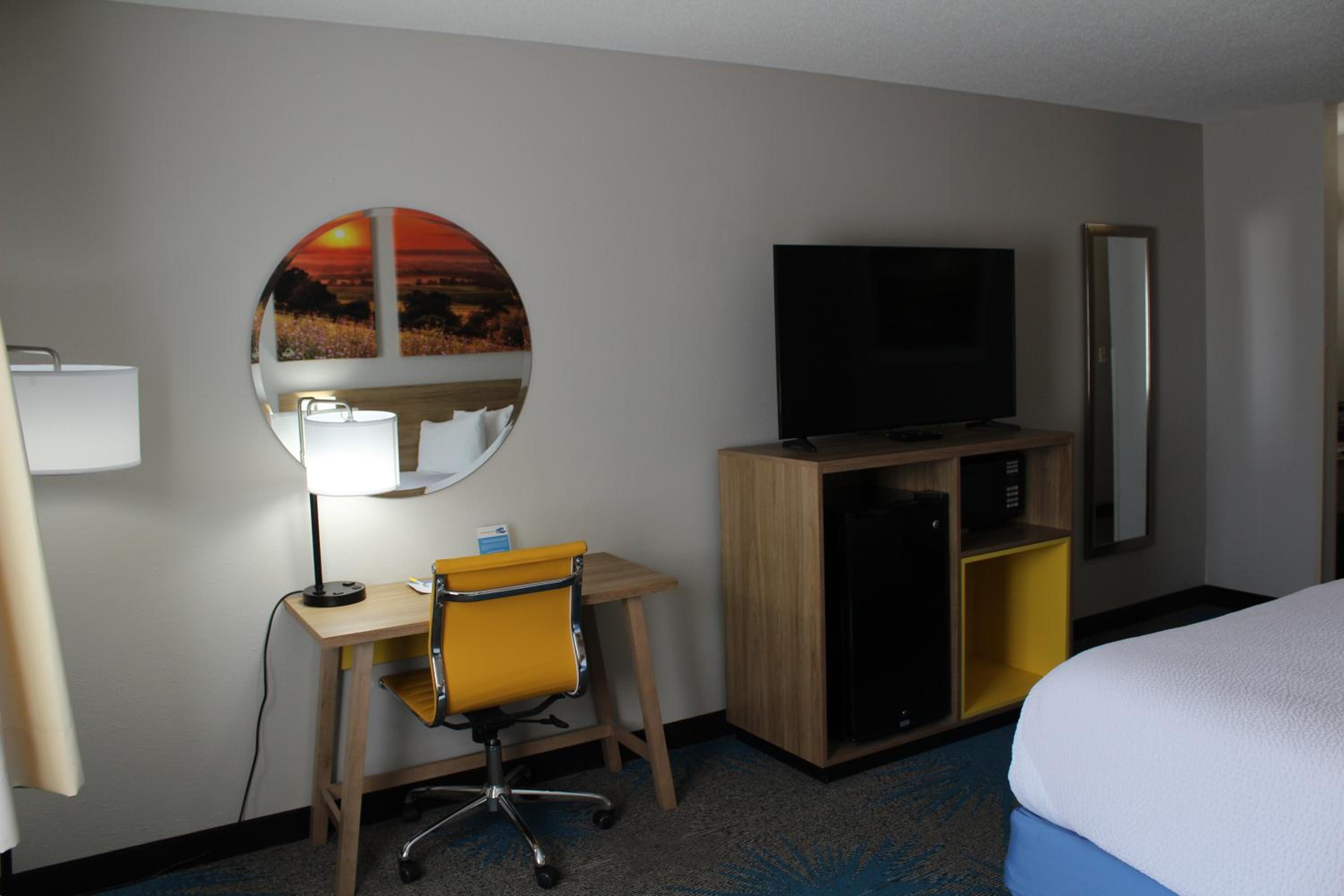 Queen Room - Non-Smoking - Photo 6