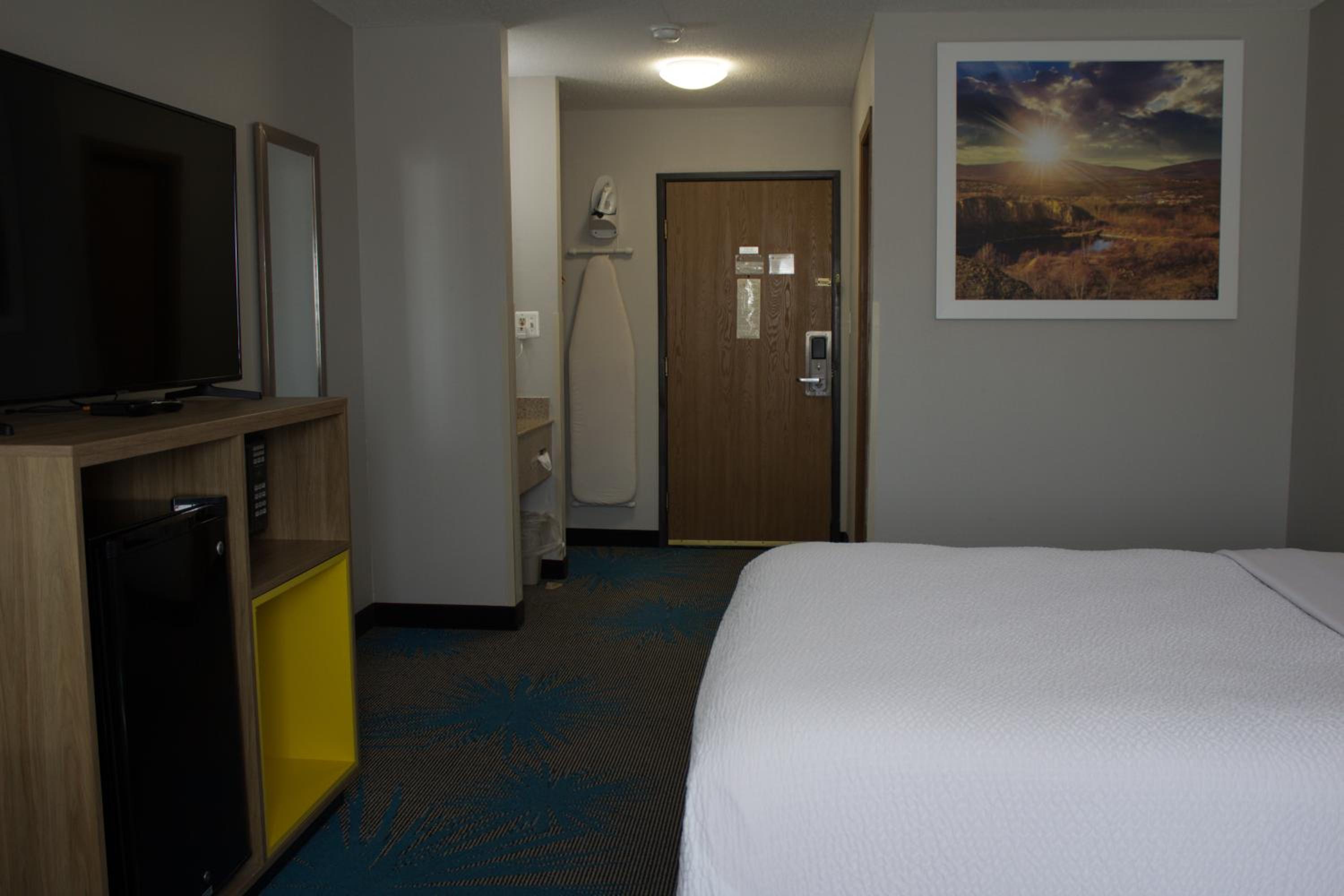 Queen Room - Non-Smoking - Photo 10