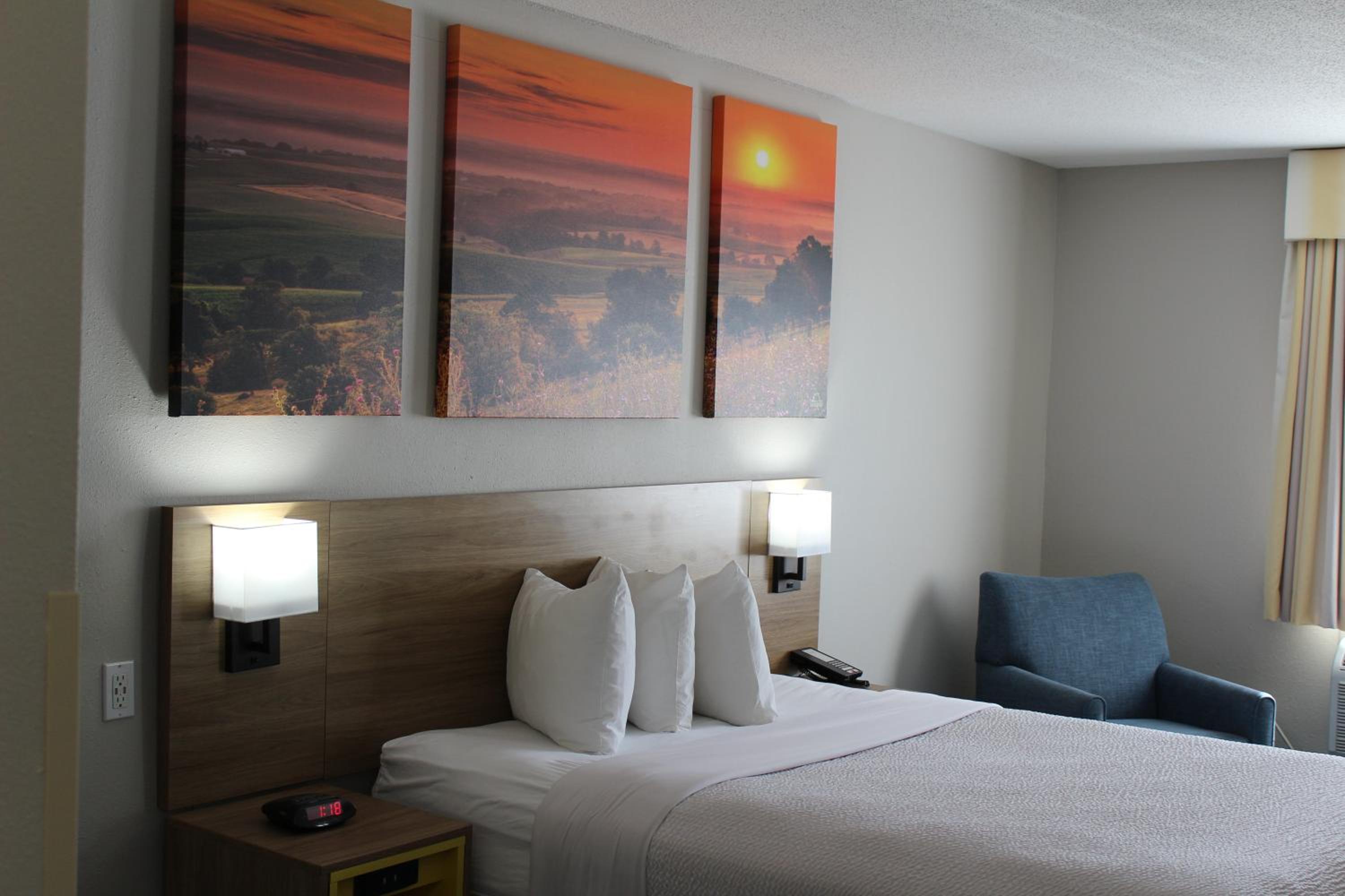 Queen Room - Non-Smoking - Photo 9