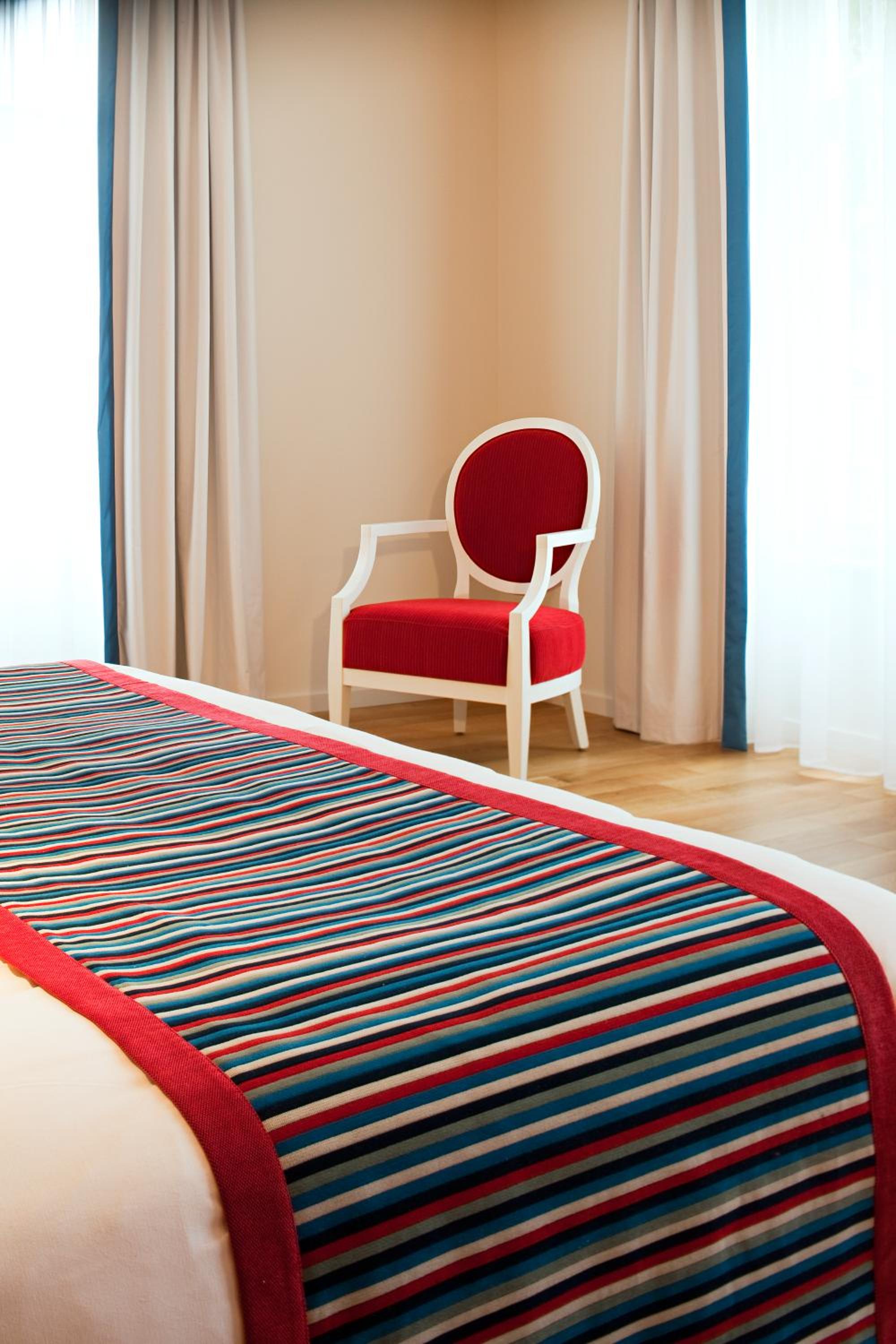 Privilege Room with 1 Double Bed and 1 Sofa Bed - Photo 6