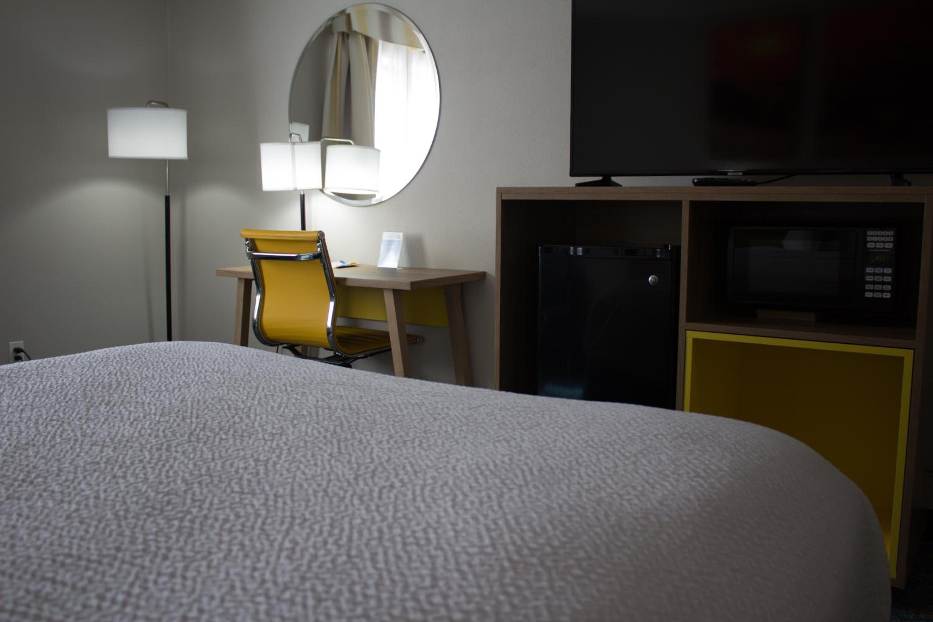 King Room - Non-Smoking - Photo 1