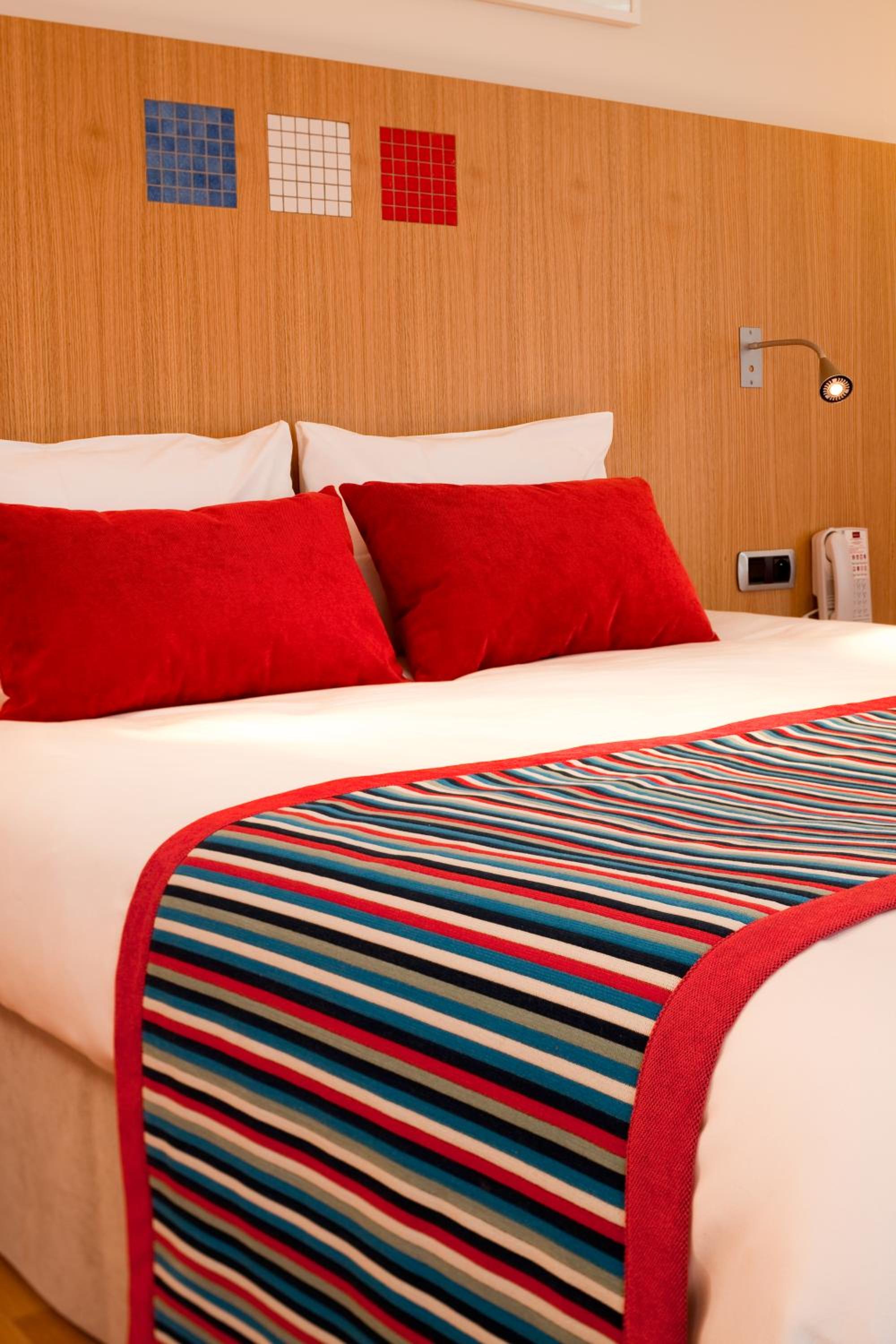 Privilege Room with 1 Double Bed and 1 Sofa Bed - Photo 4