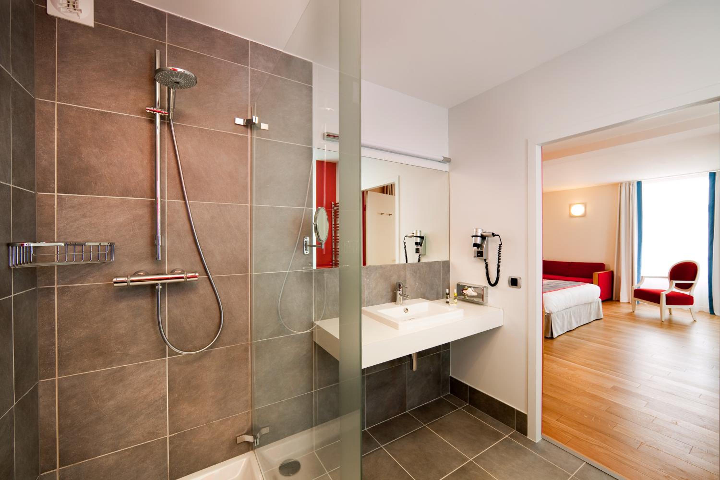 Privilege Room with 1 Double Bed and 1 Sofa Bed - Photo 7