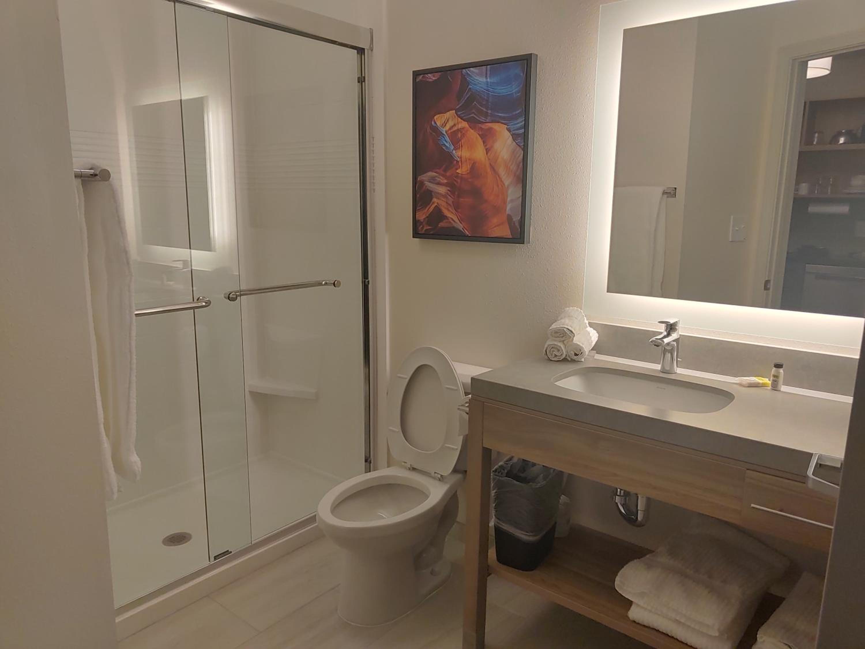 Queen Studio Suite - Photo 7