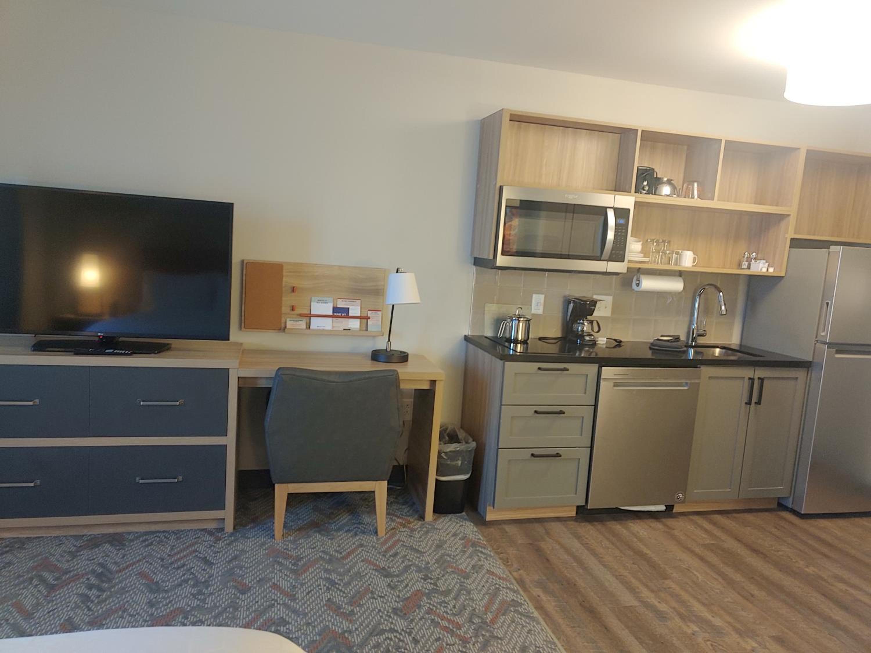 Queen Studio Suite - Photo 6
