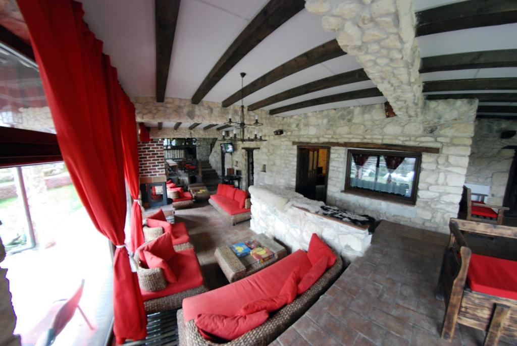 Eight-Bedroom House photo 1