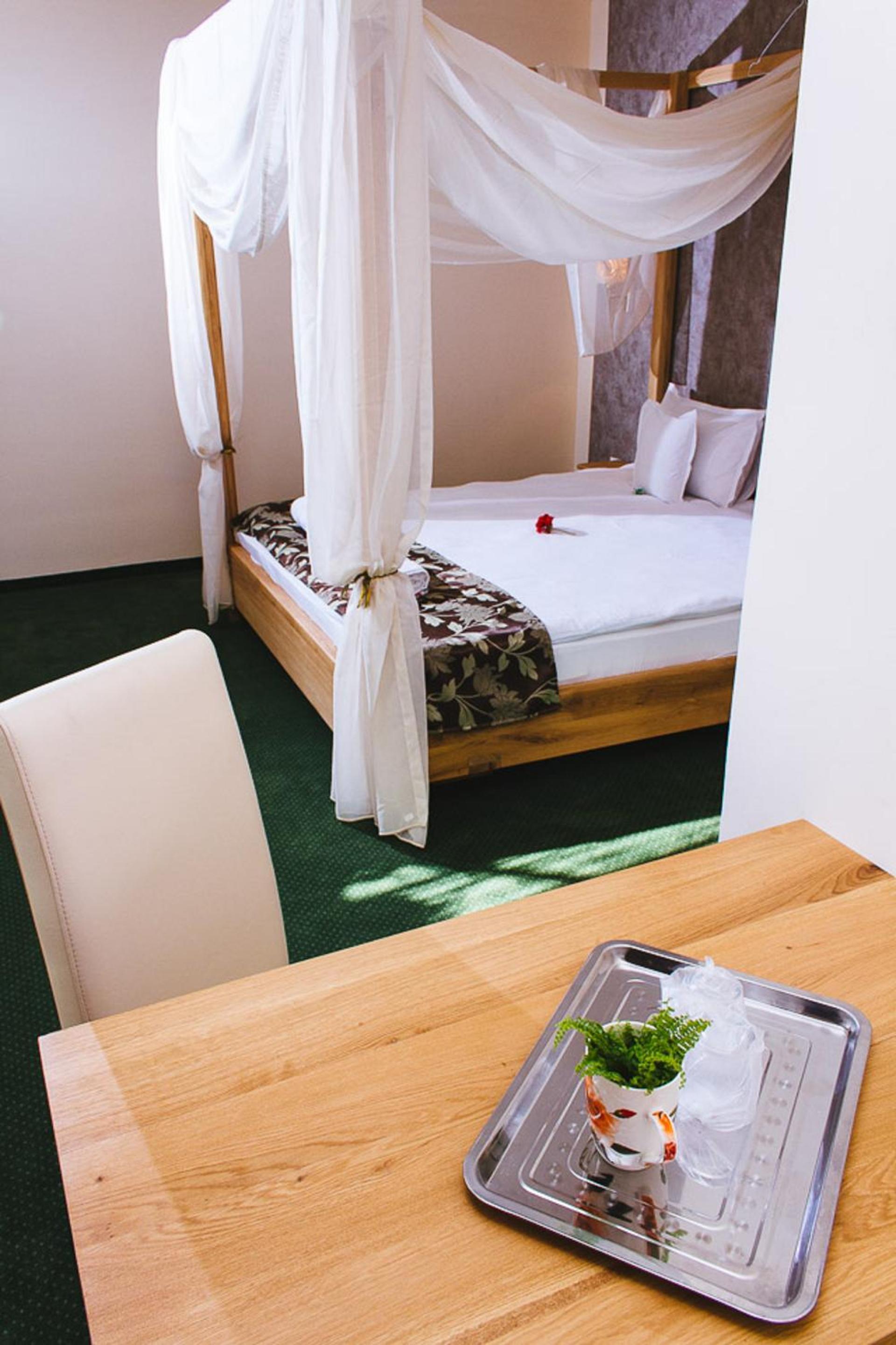 Large Double Room - Photo 3