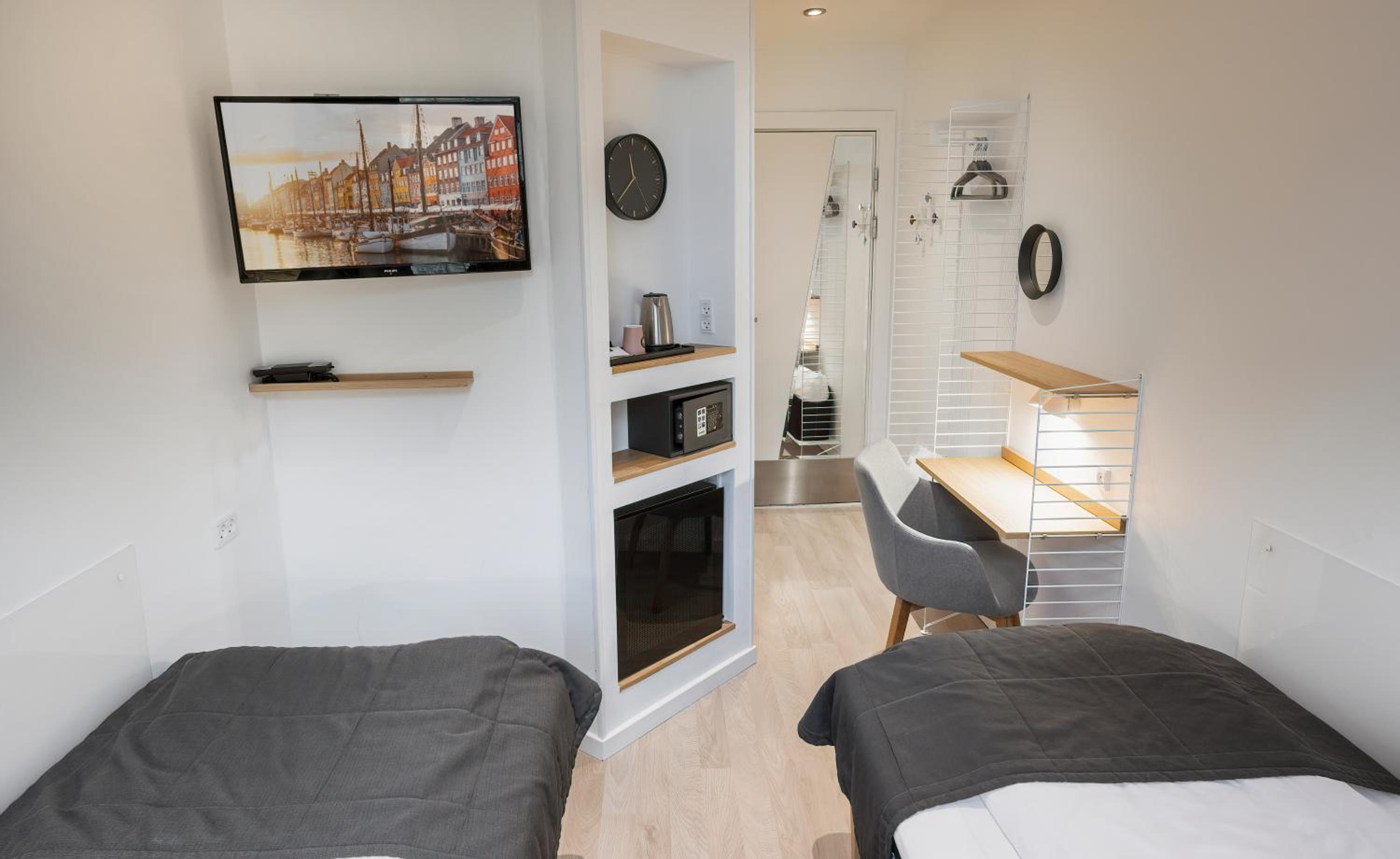 Twin Room thumbnail 5