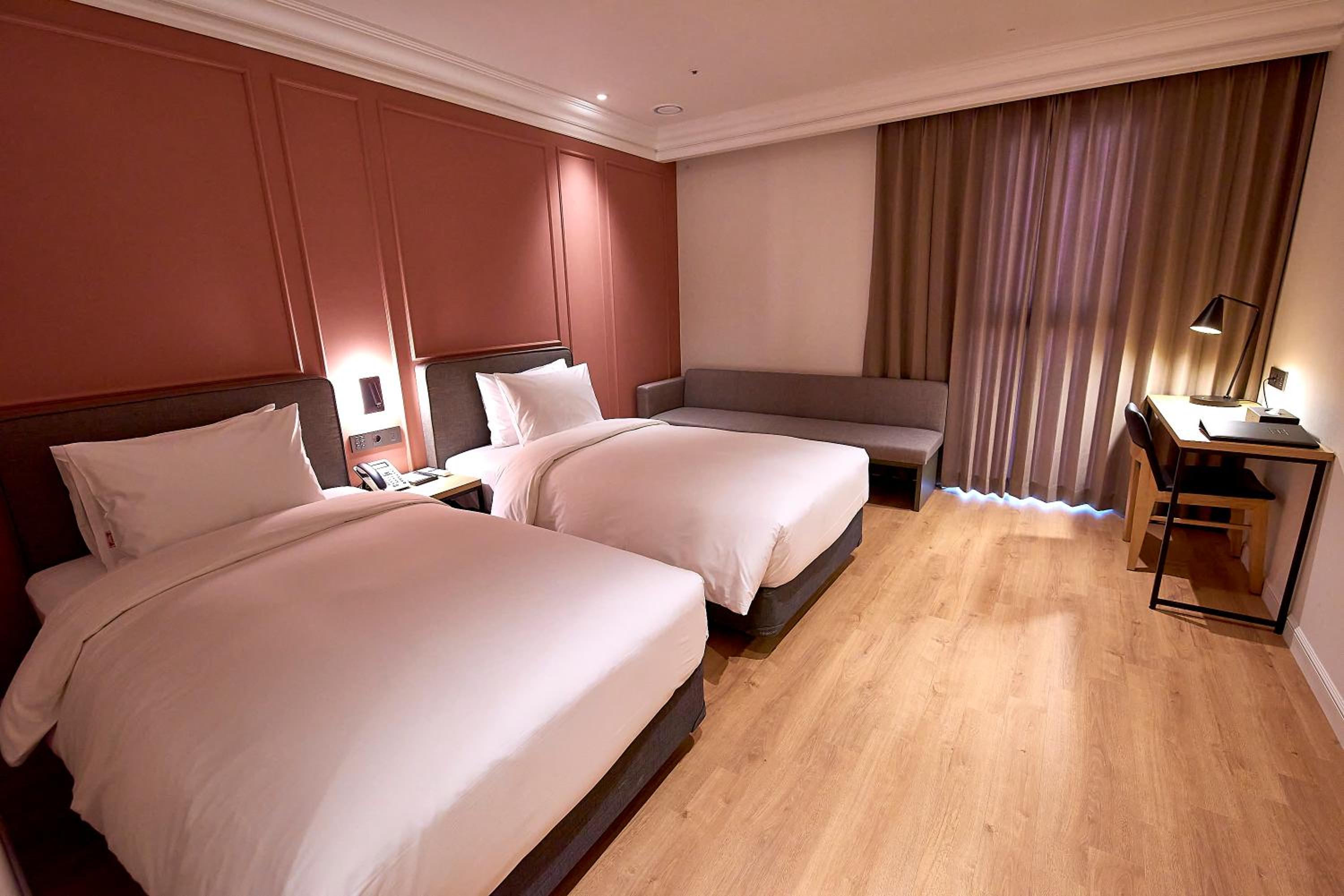 Superior Twin Room - Photo 4