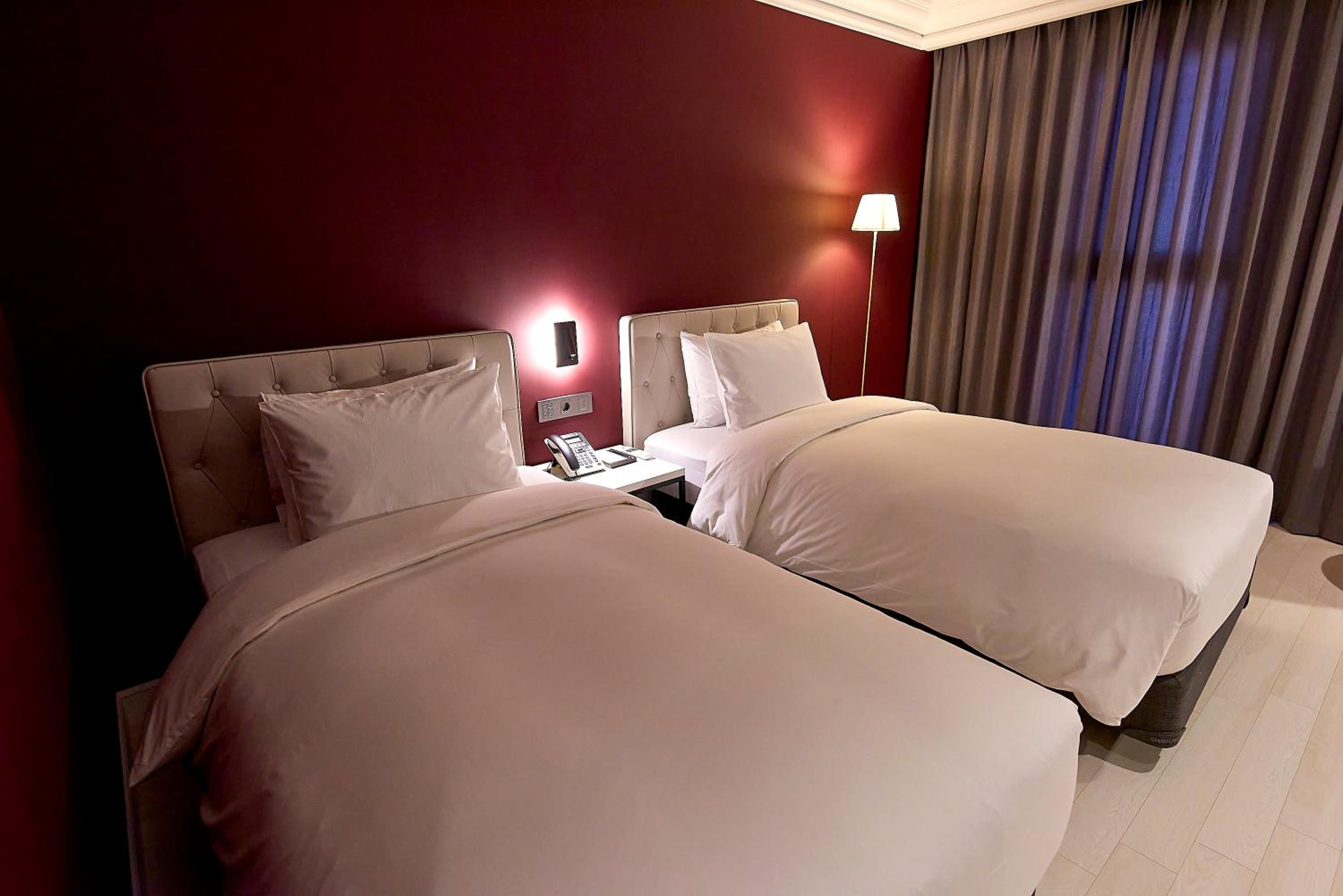 Superior Twin Room with Bath - Photo 7