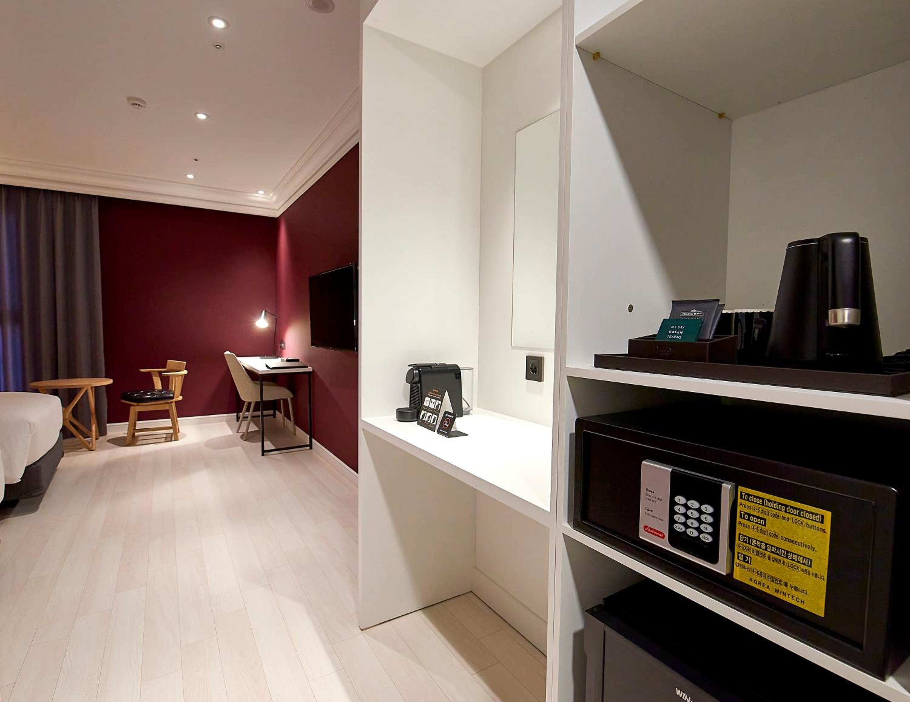 Superior Twin Room with Bath - Photo 5