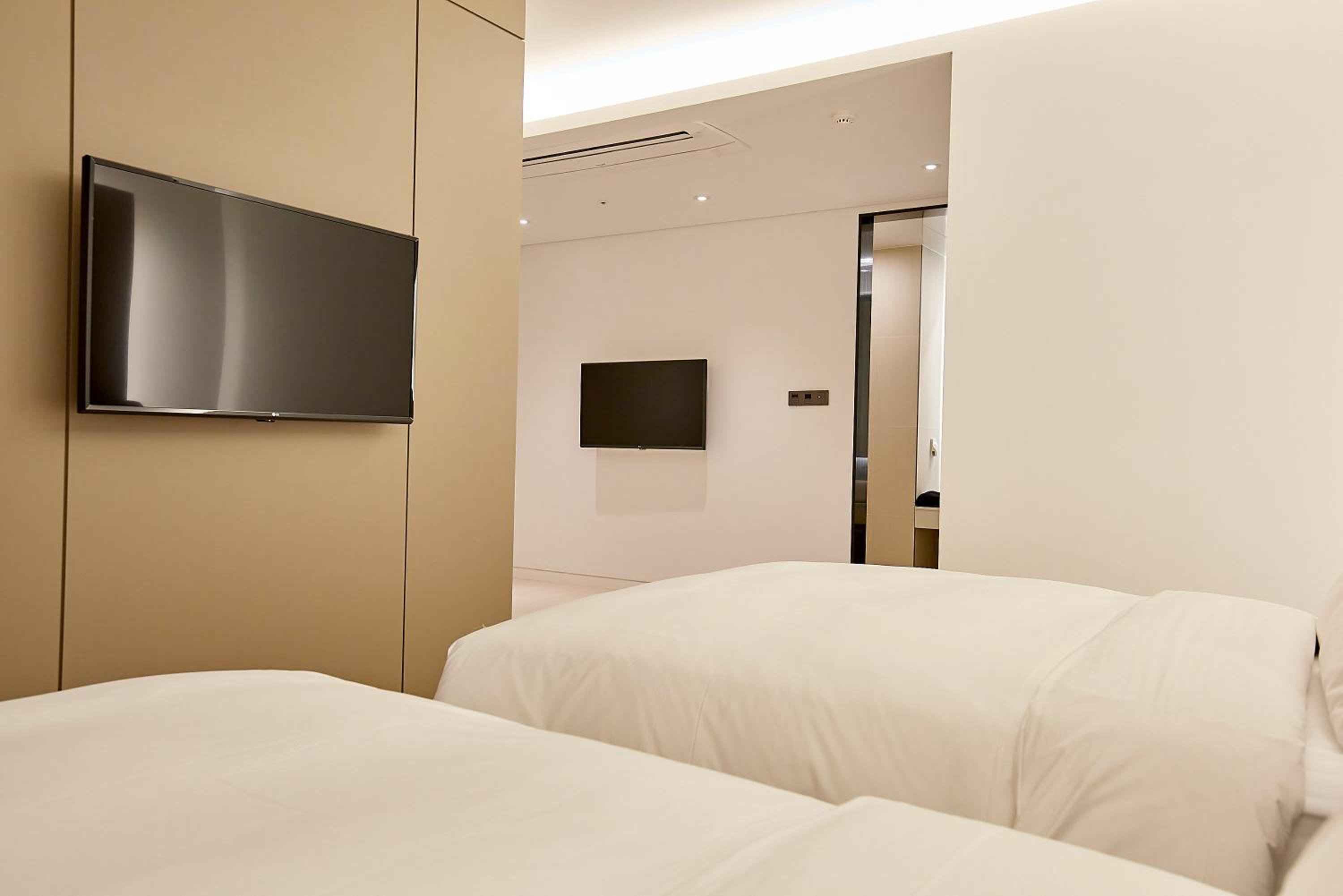 Deluxe Family Room - Photo 7