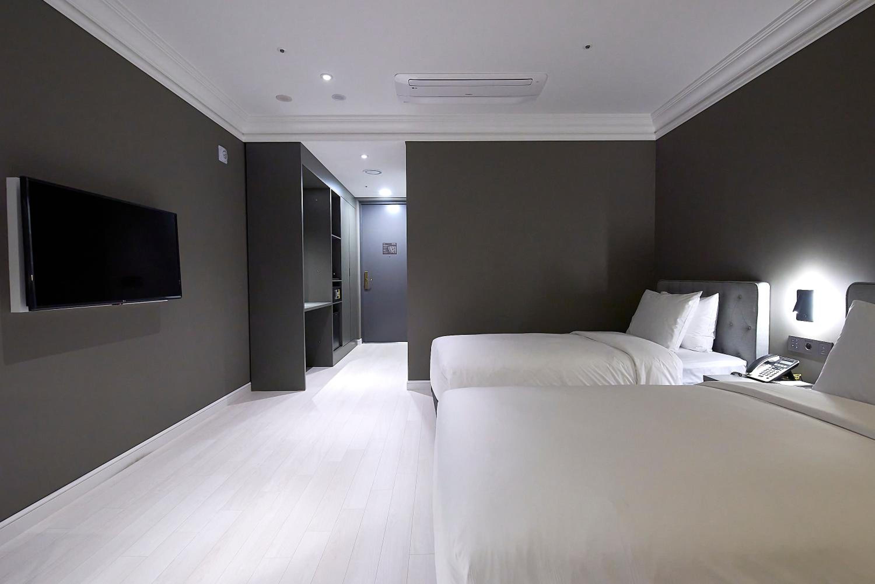 Superior Twin Room with Bath - Photo 10