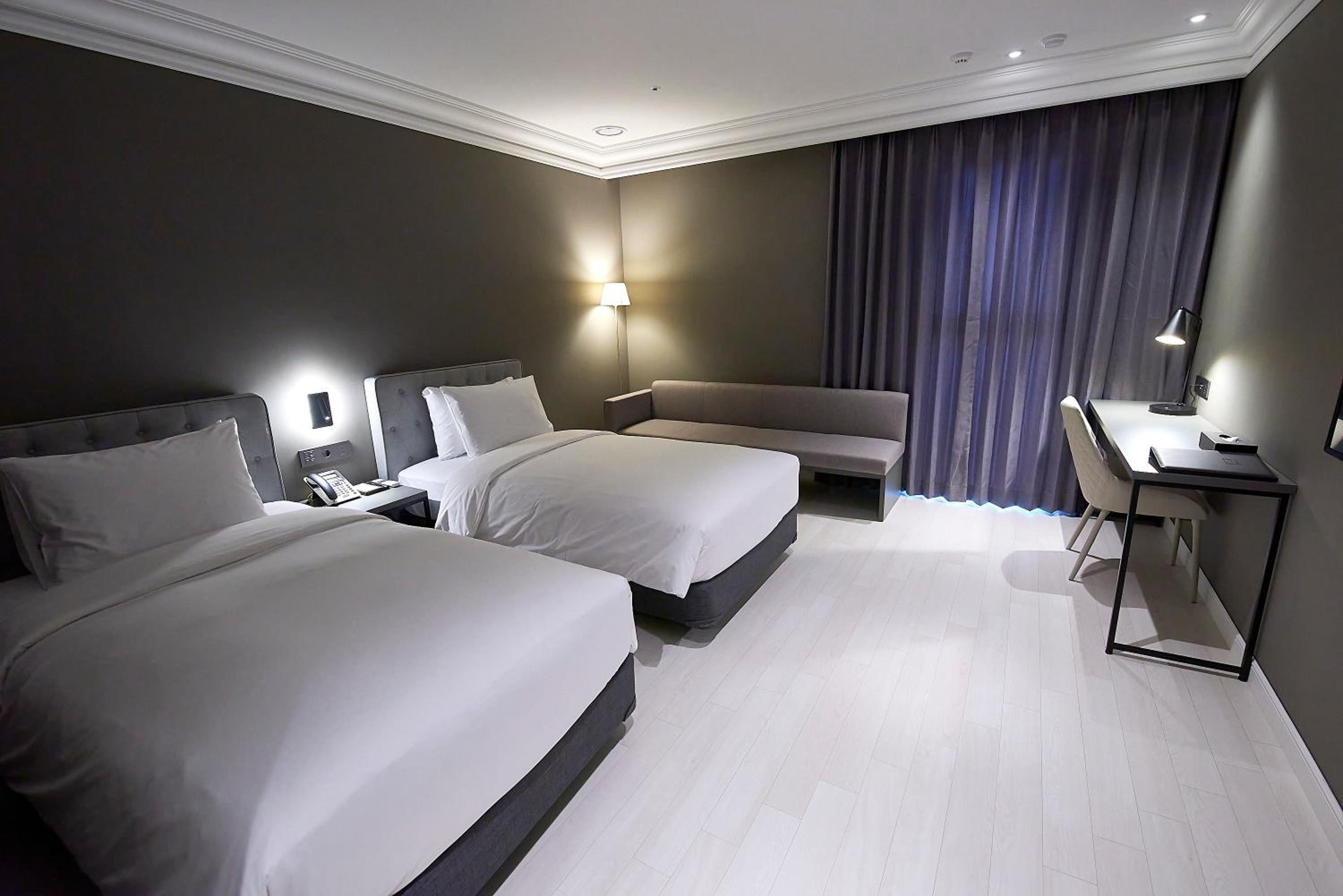 Superior Twin Room with Bath - Photo 8