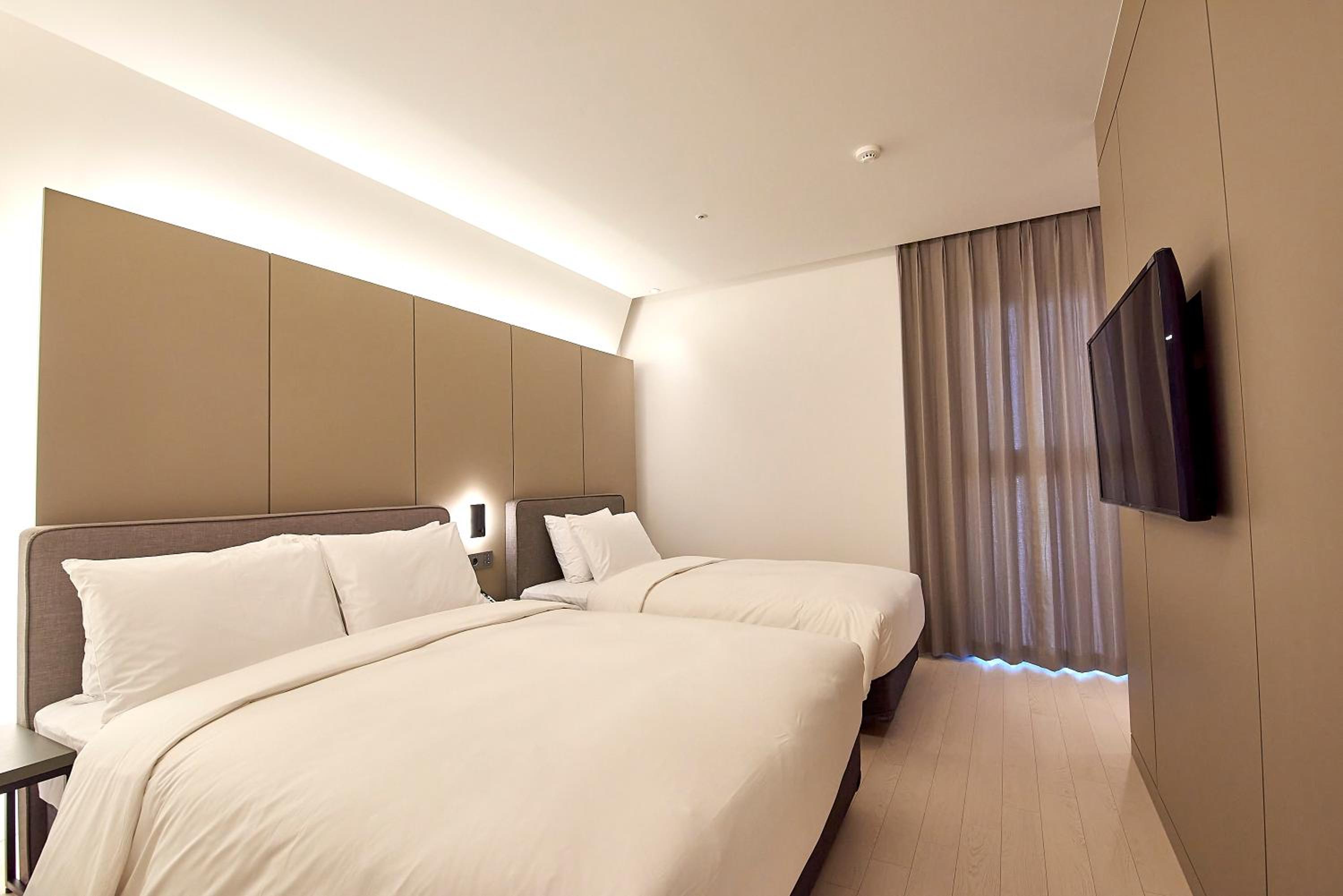Deluxe Family Room - Photo 2