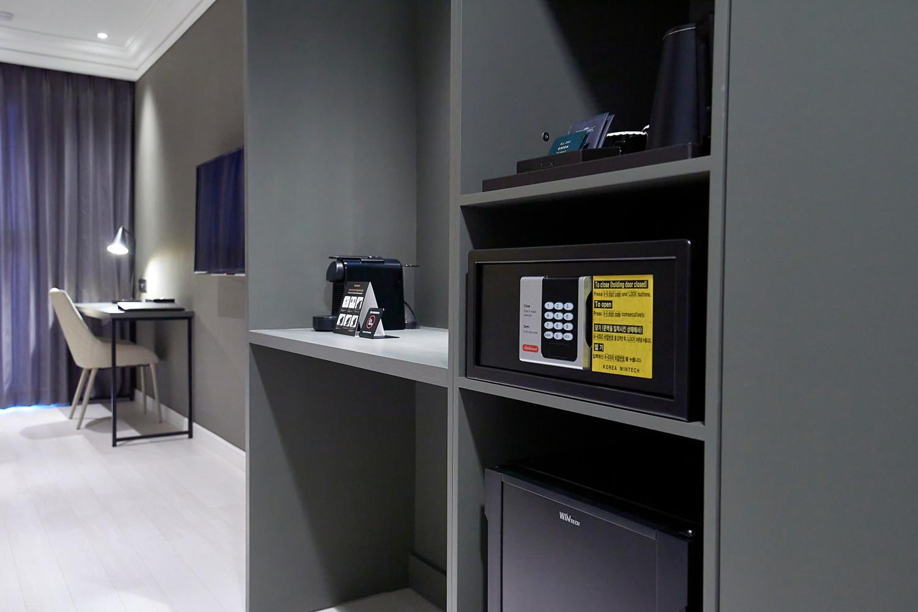 Superior Twin Room with Bath - Photo 9