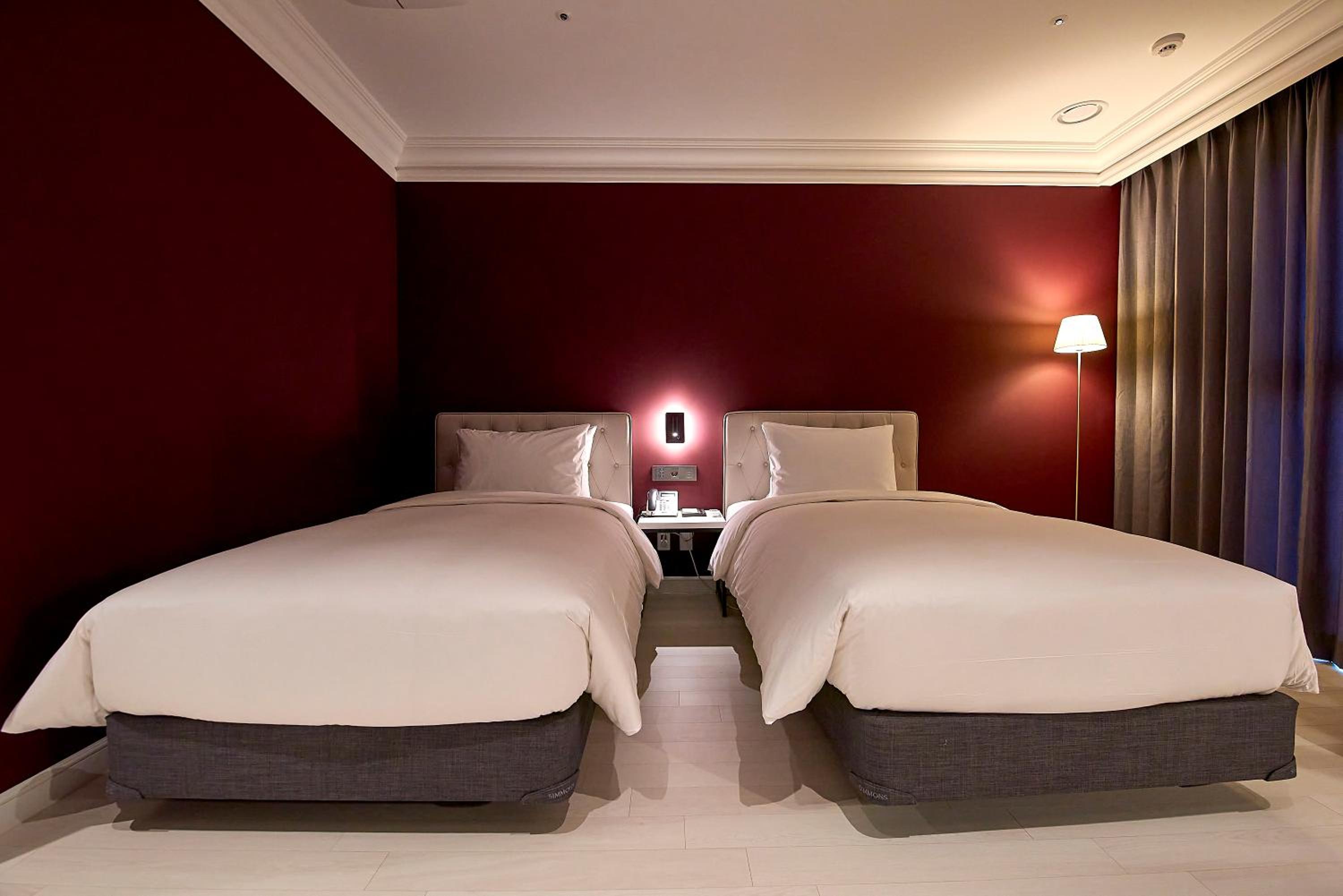 Superior Twin Room with Bath - Photo 6
