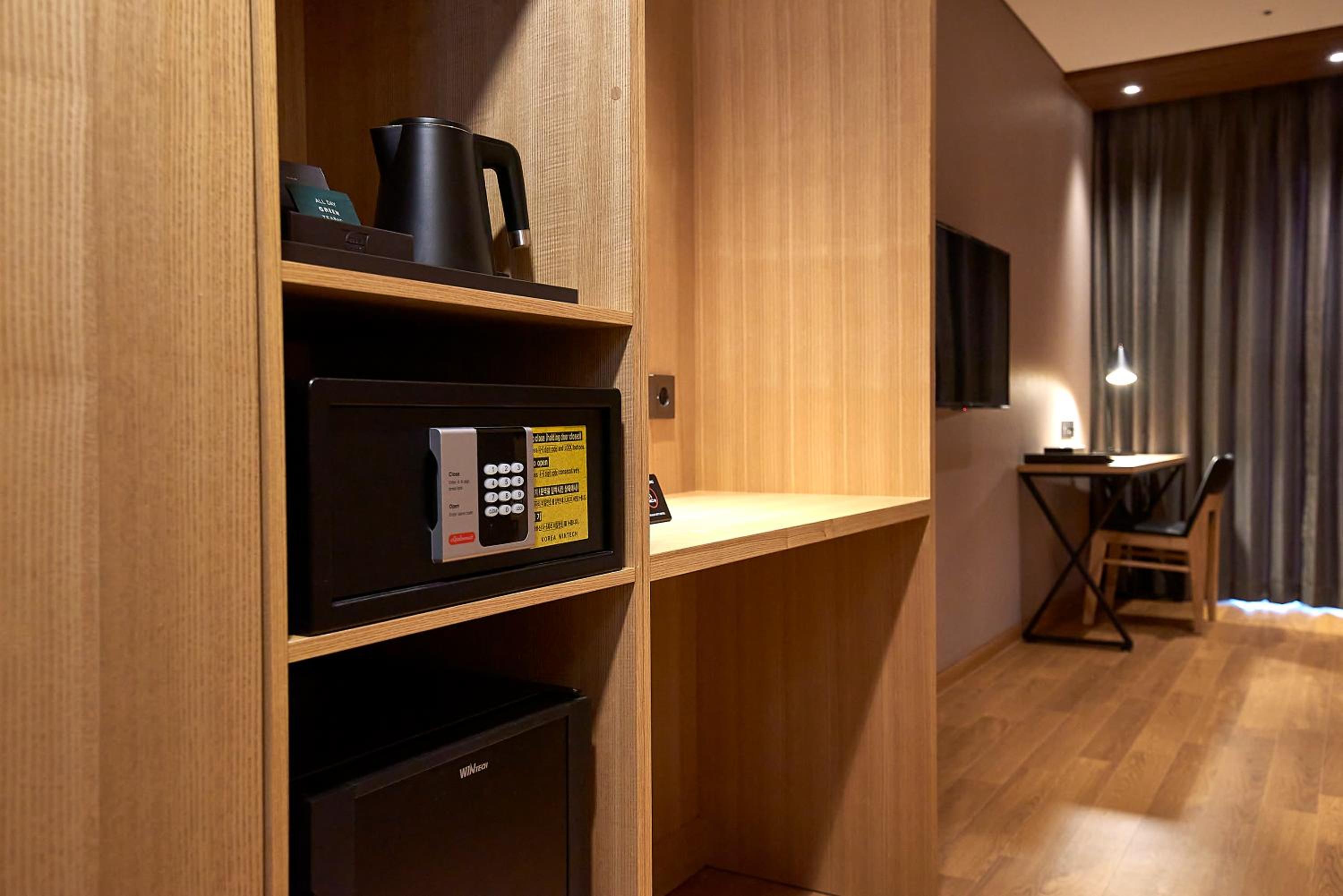 Superior Twin Room with Bath - Photo 11