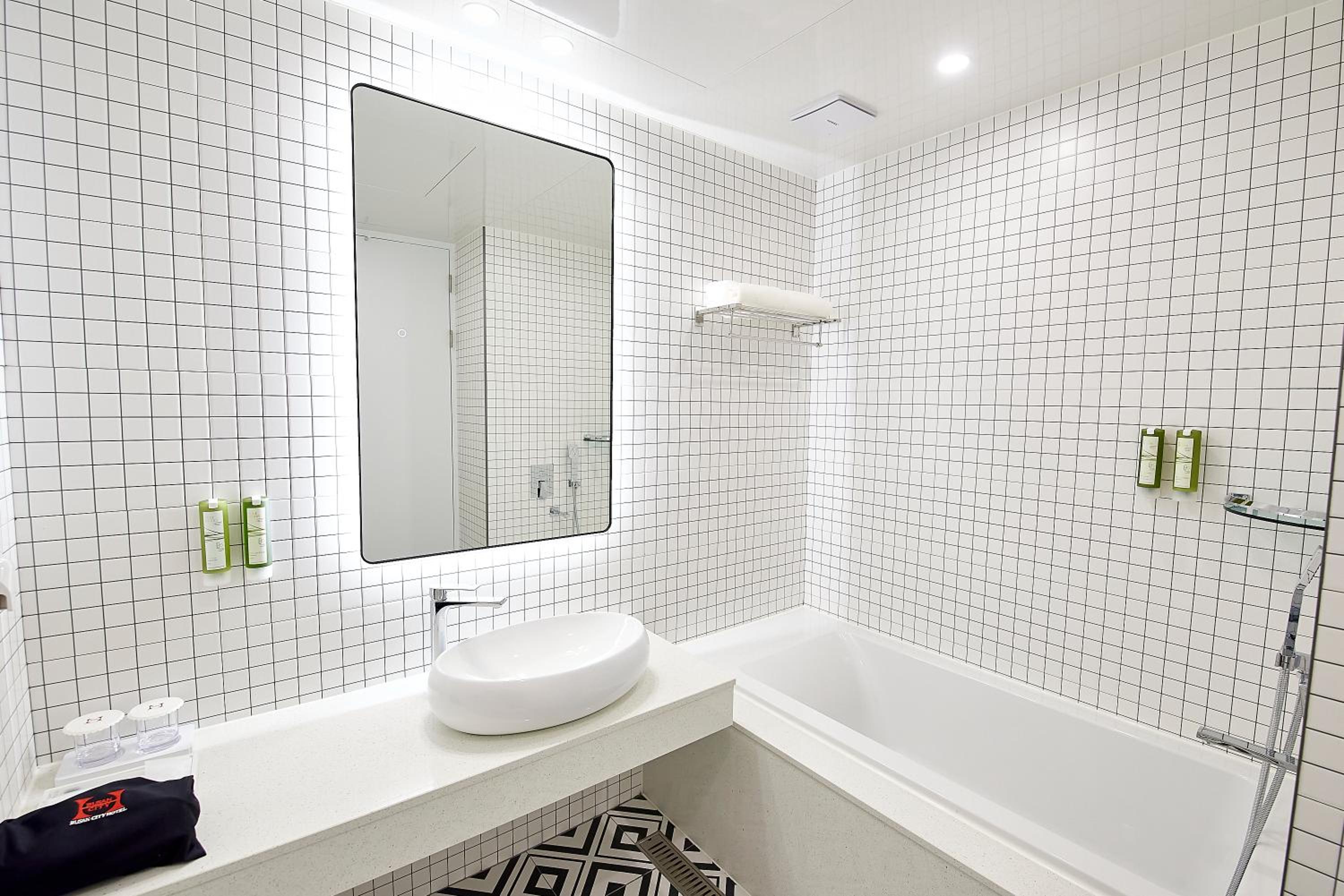 Superior Twin Room with Bath - Photo 2