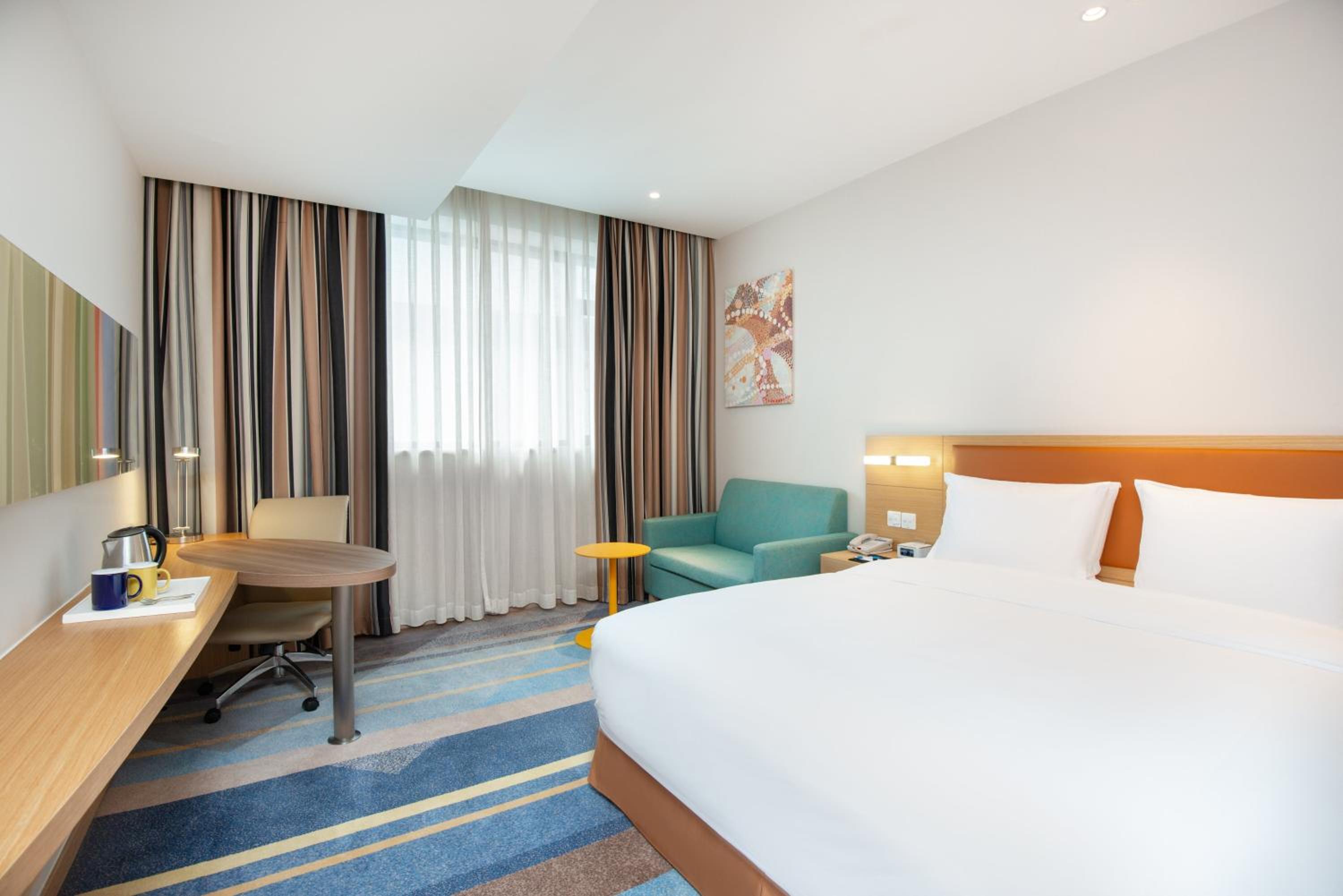 Standard Queen Room with Extra Floor Space photo 3