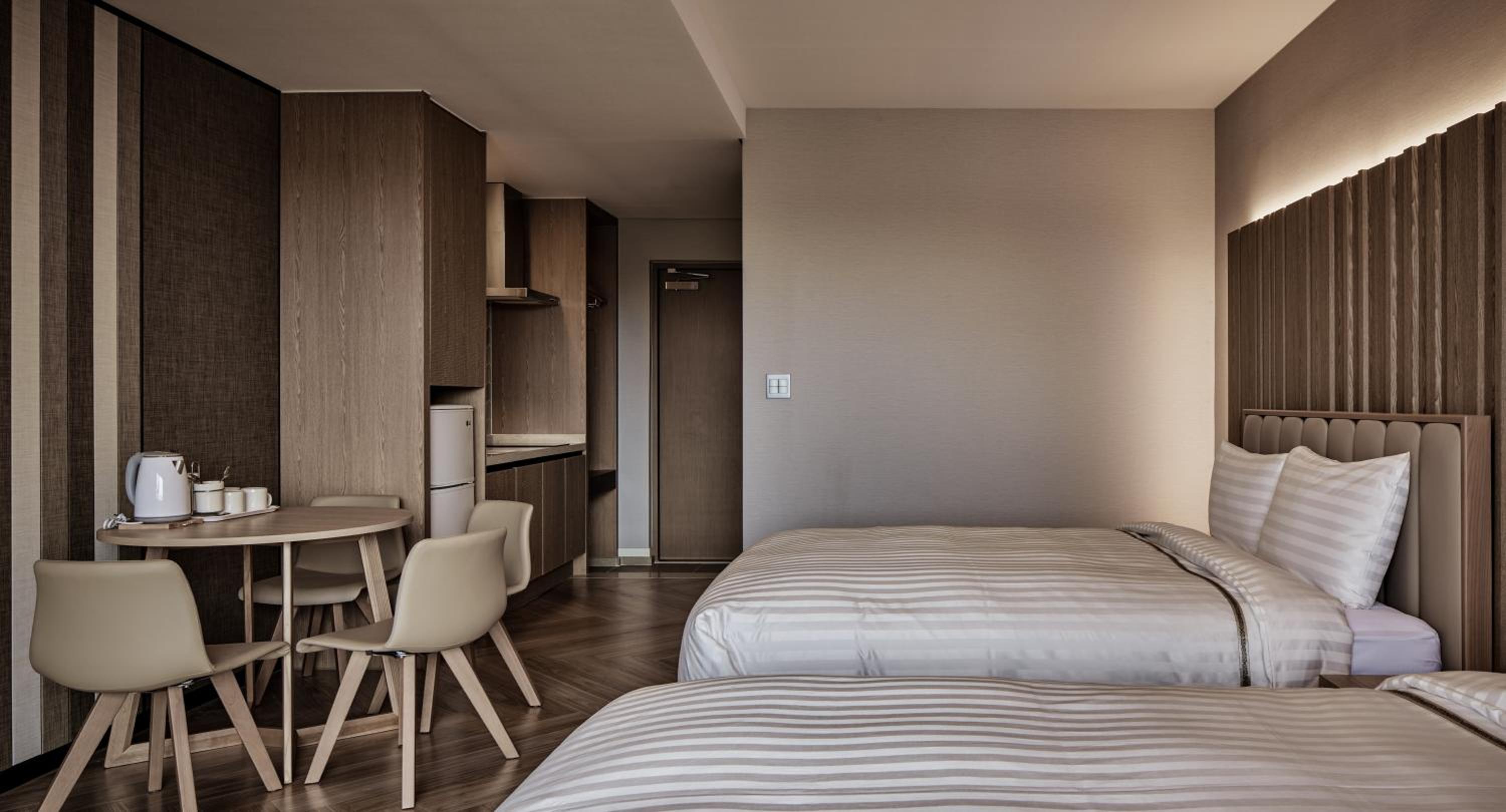 EAST Tower Family - Twin (With Kitchenette) photo 3