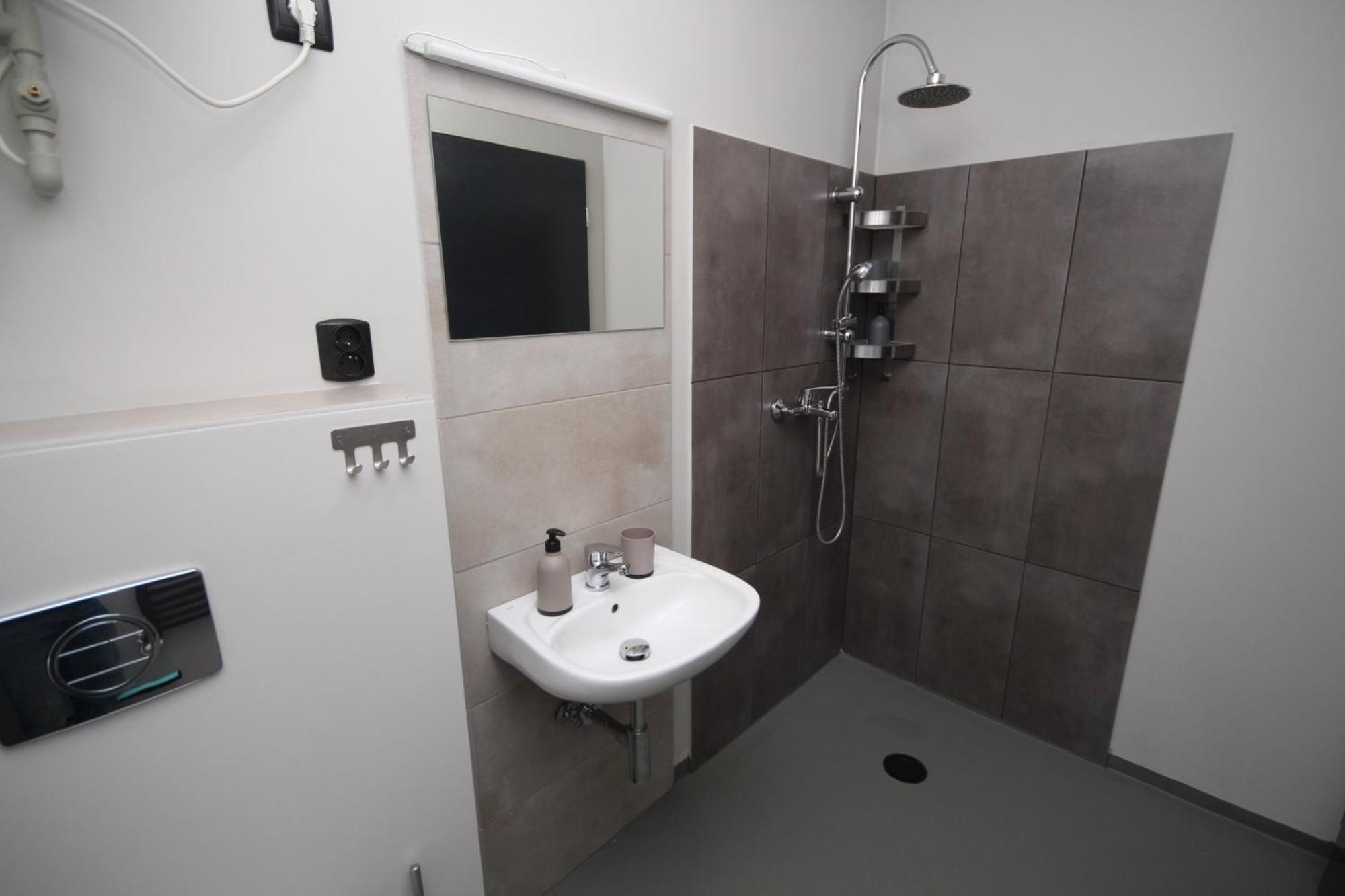 Double or Twin Room with Private Bathroom - Photo 4