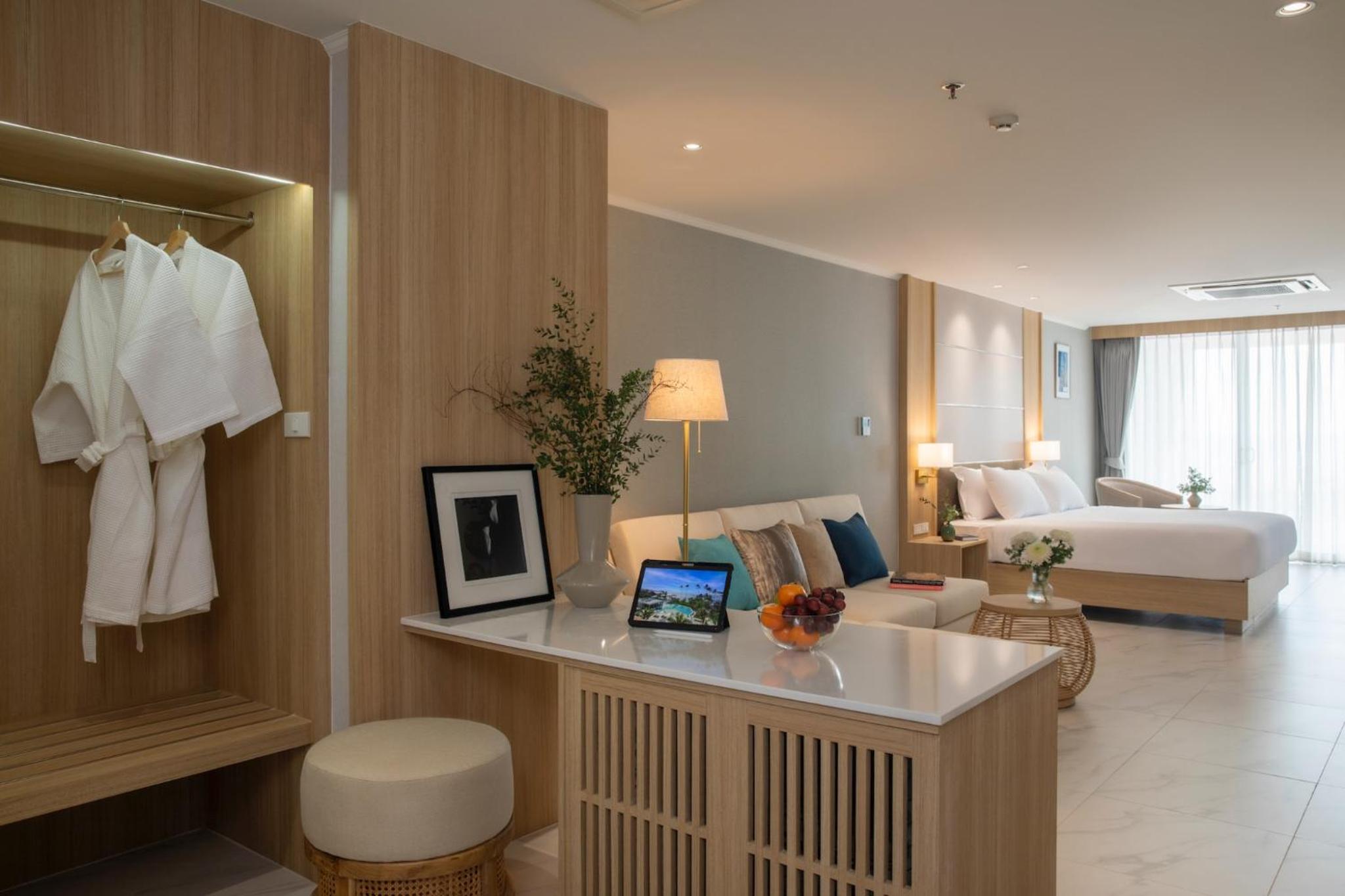 Deluxe Seaview with Bathtub - Photo 1