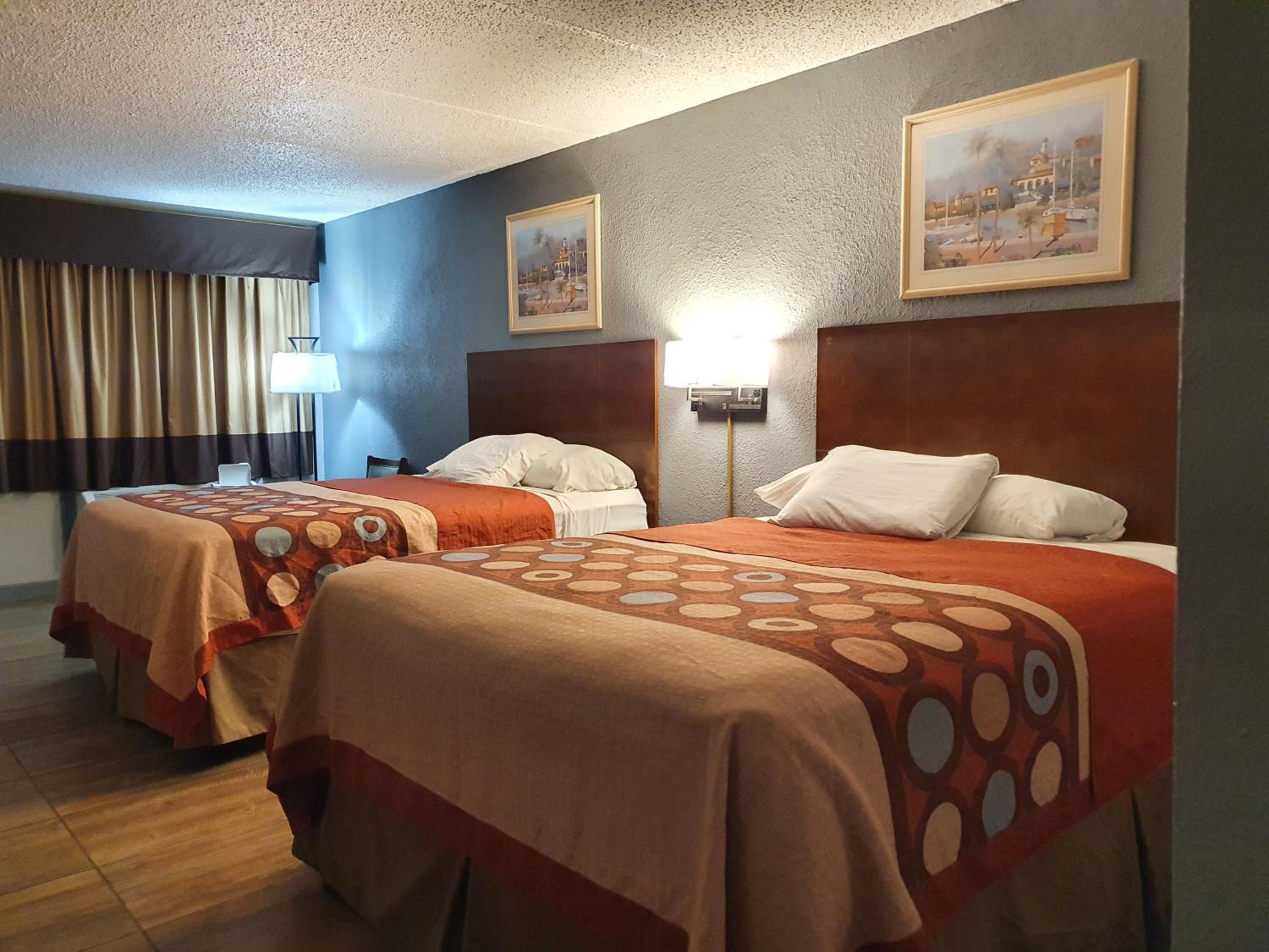 Queen Room with Two Queen Beds photo 1