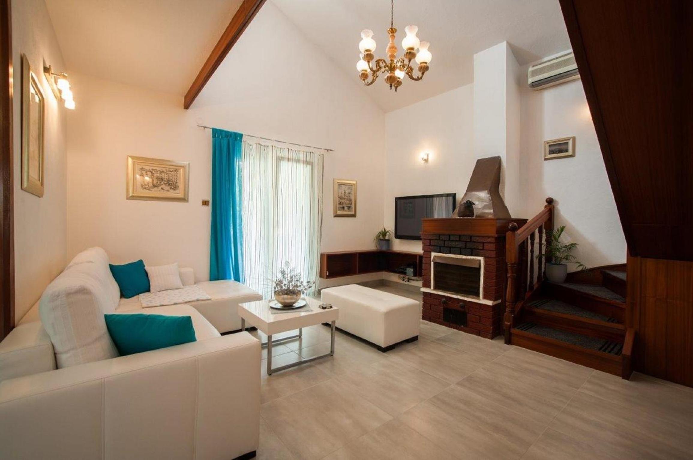 Four-Bedroom Holiday Home with Outdoor Pool