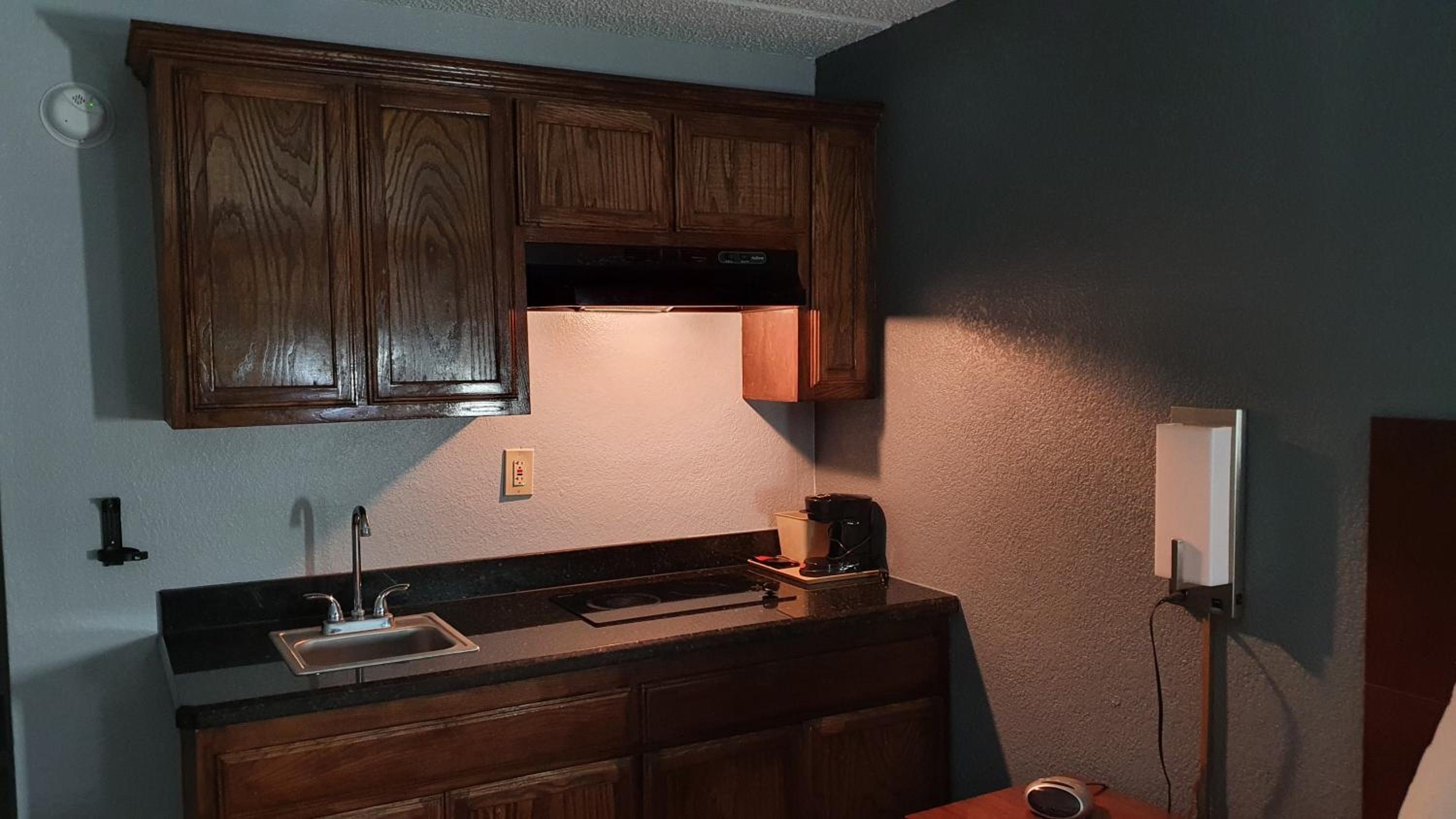 King Room with Kitchenette - Photo 4