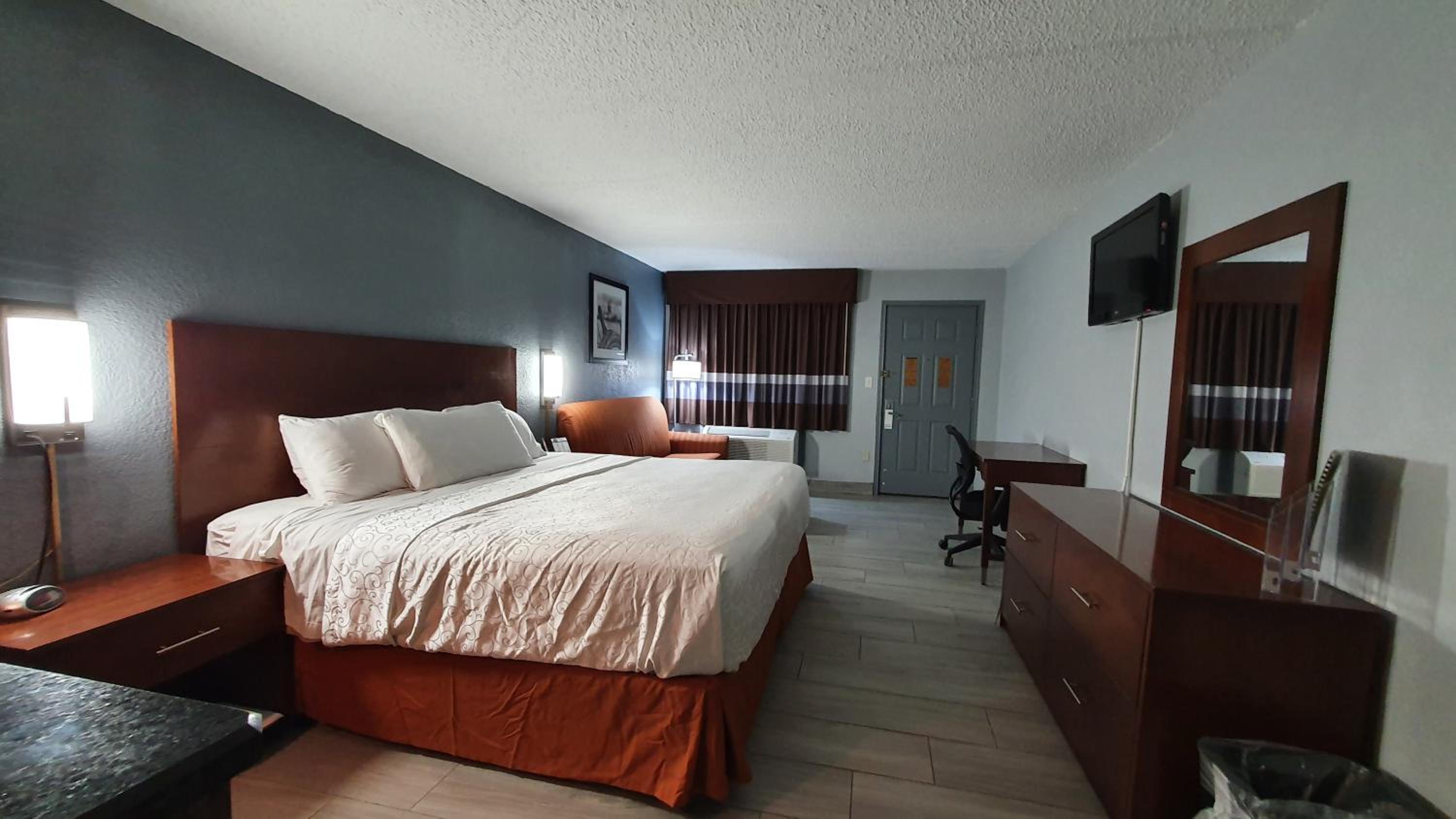 King Room with Kitchenette - Photo 5