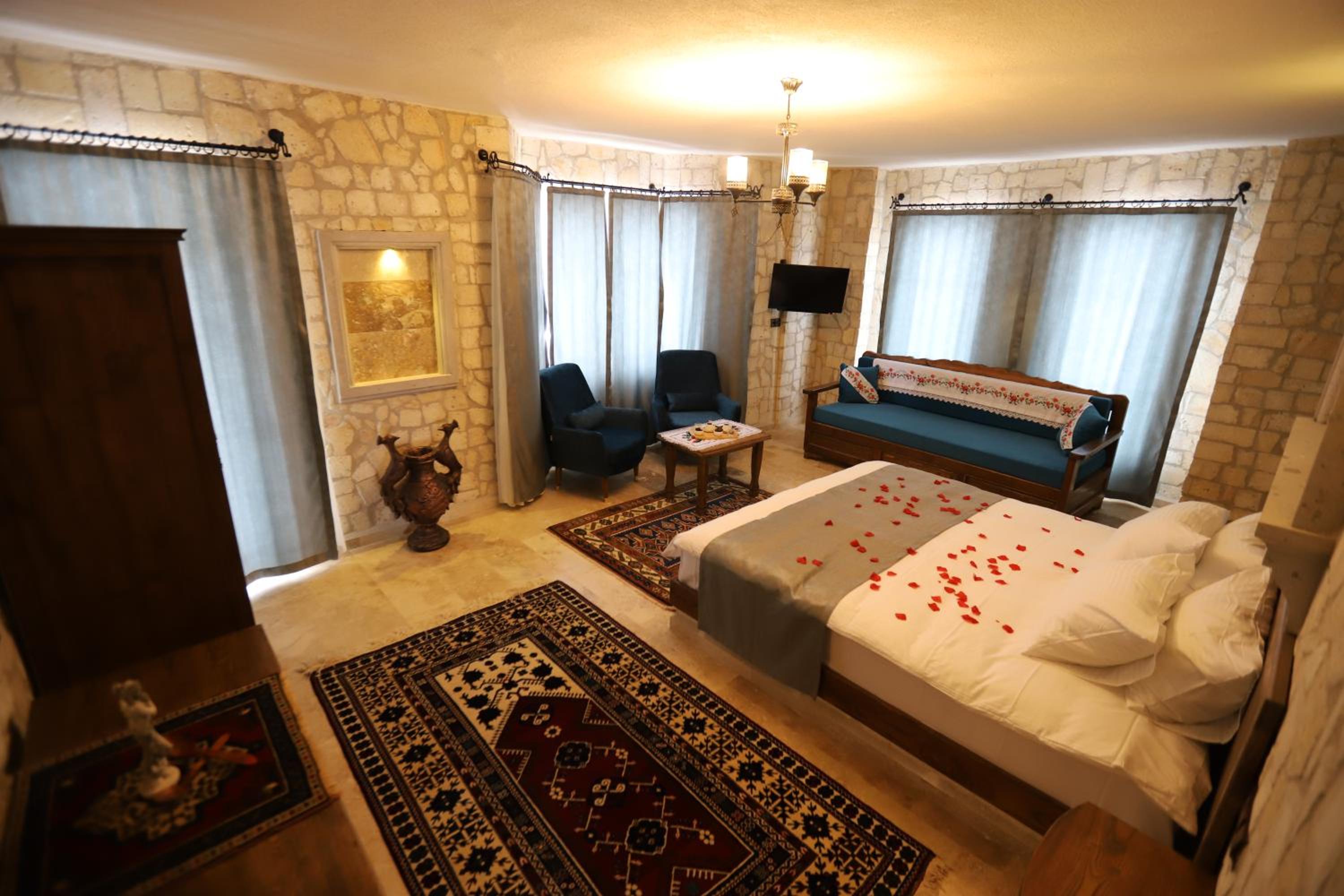 Deluxe Room (2 Adults + 1 Child) - Photo 10