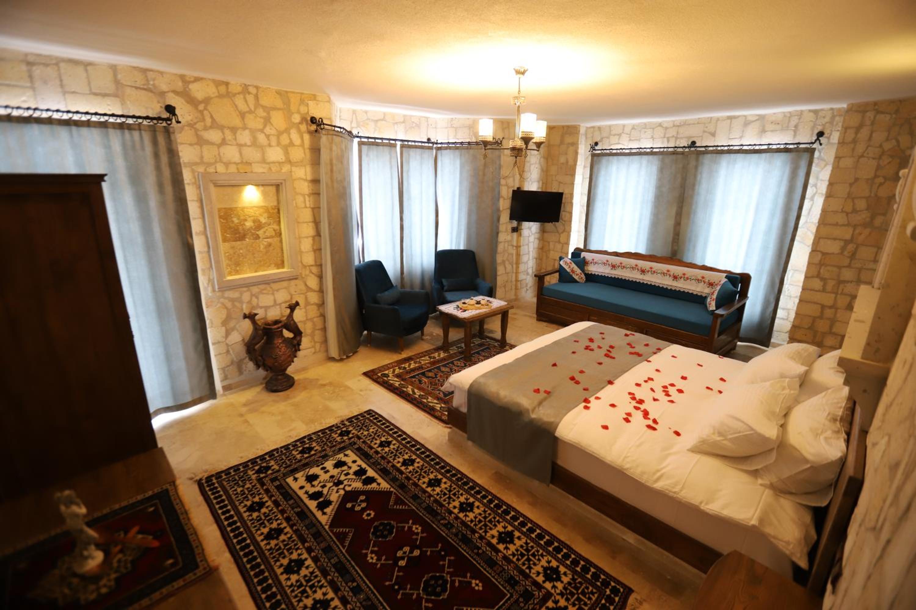 Deluxe Room (2 Adults + 1 Child) - Photo 6