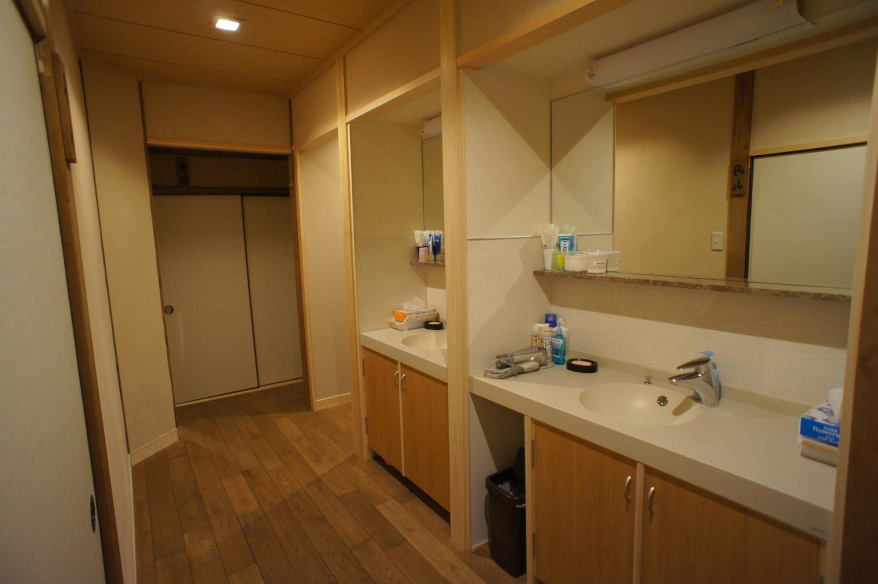 Economy Twin Room photo 2
