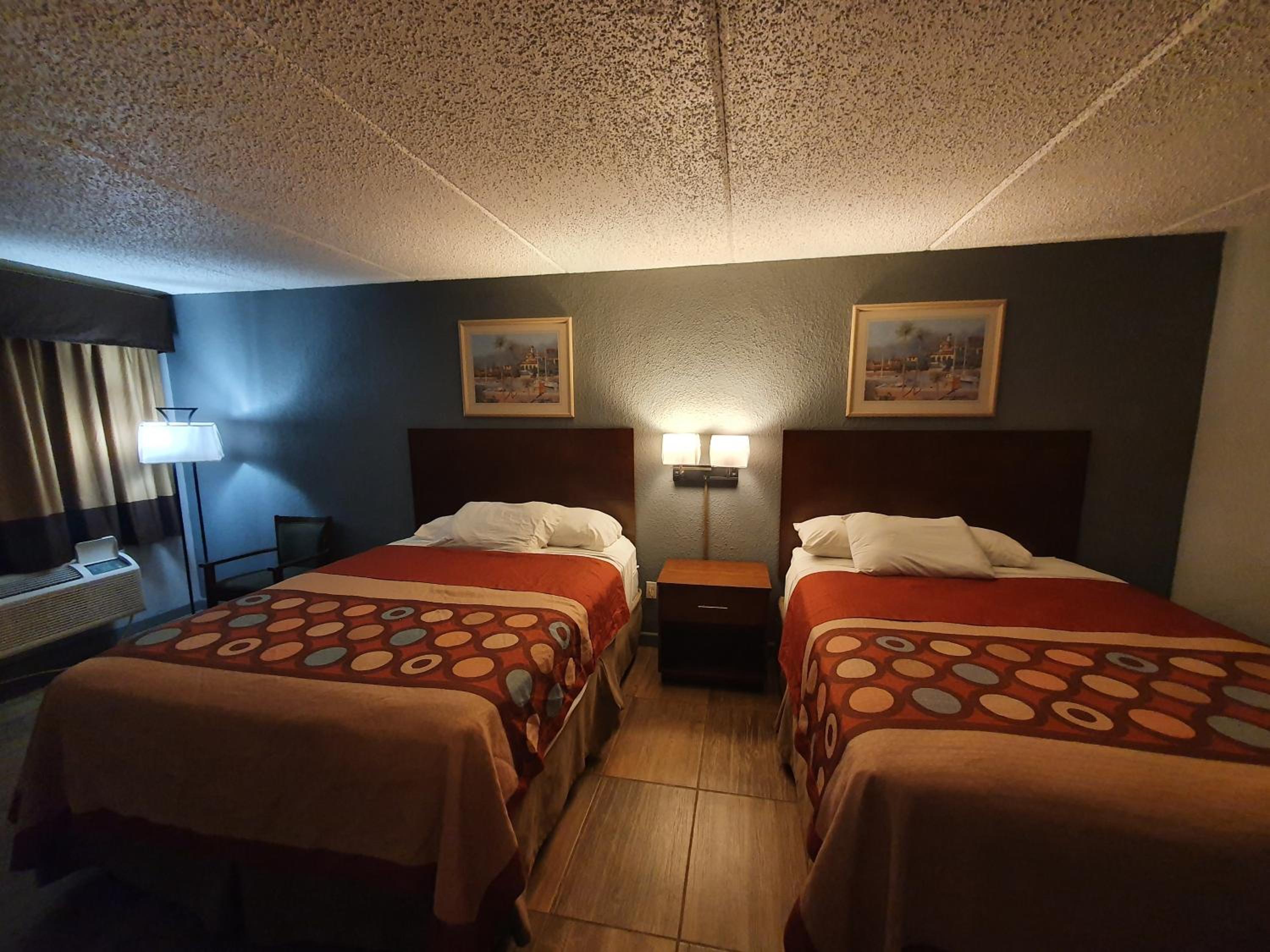 Queen Room with Two Queen Beds - Photo 3