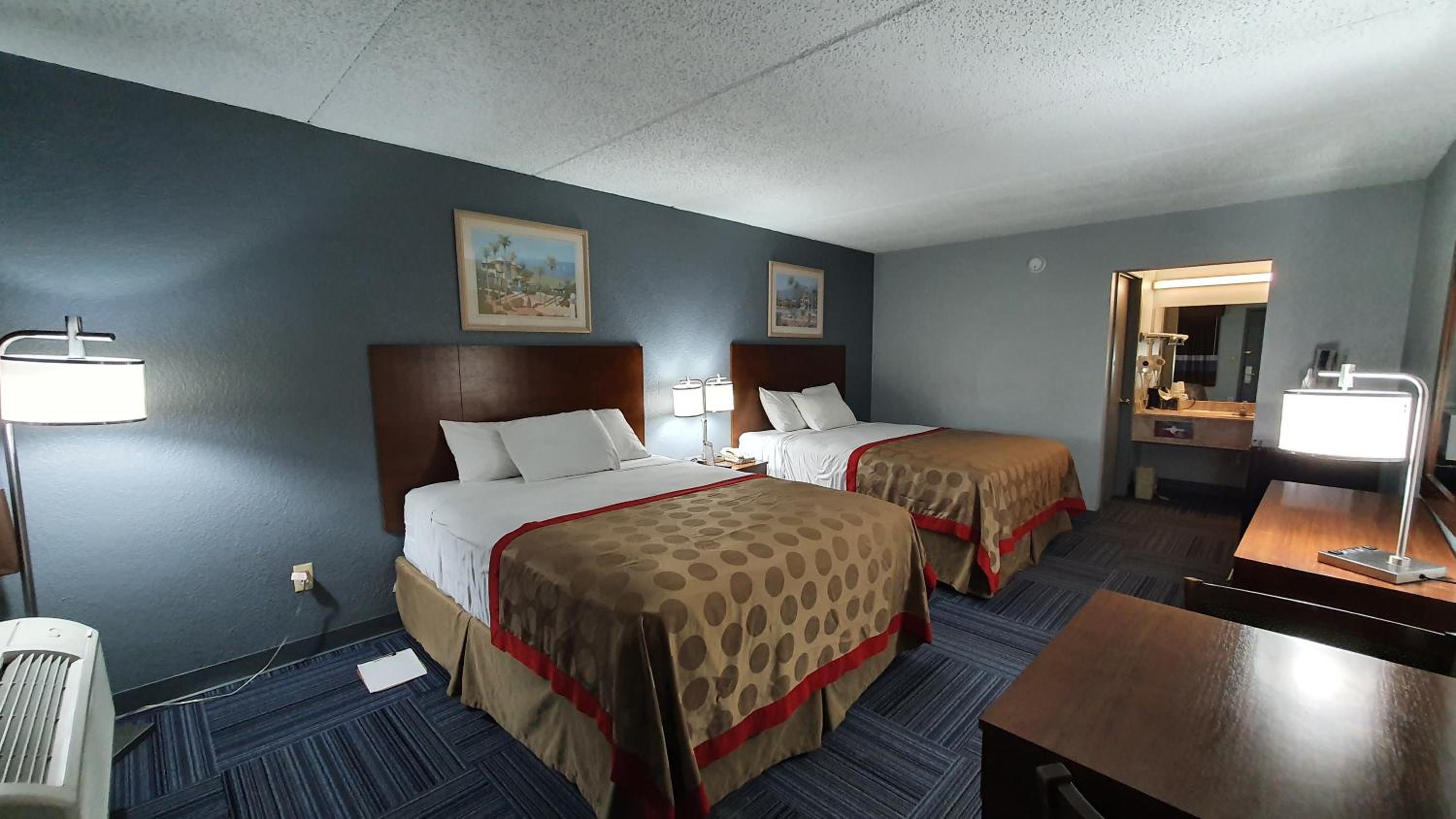 Queen Room with Two Queen Beds - Photo 4