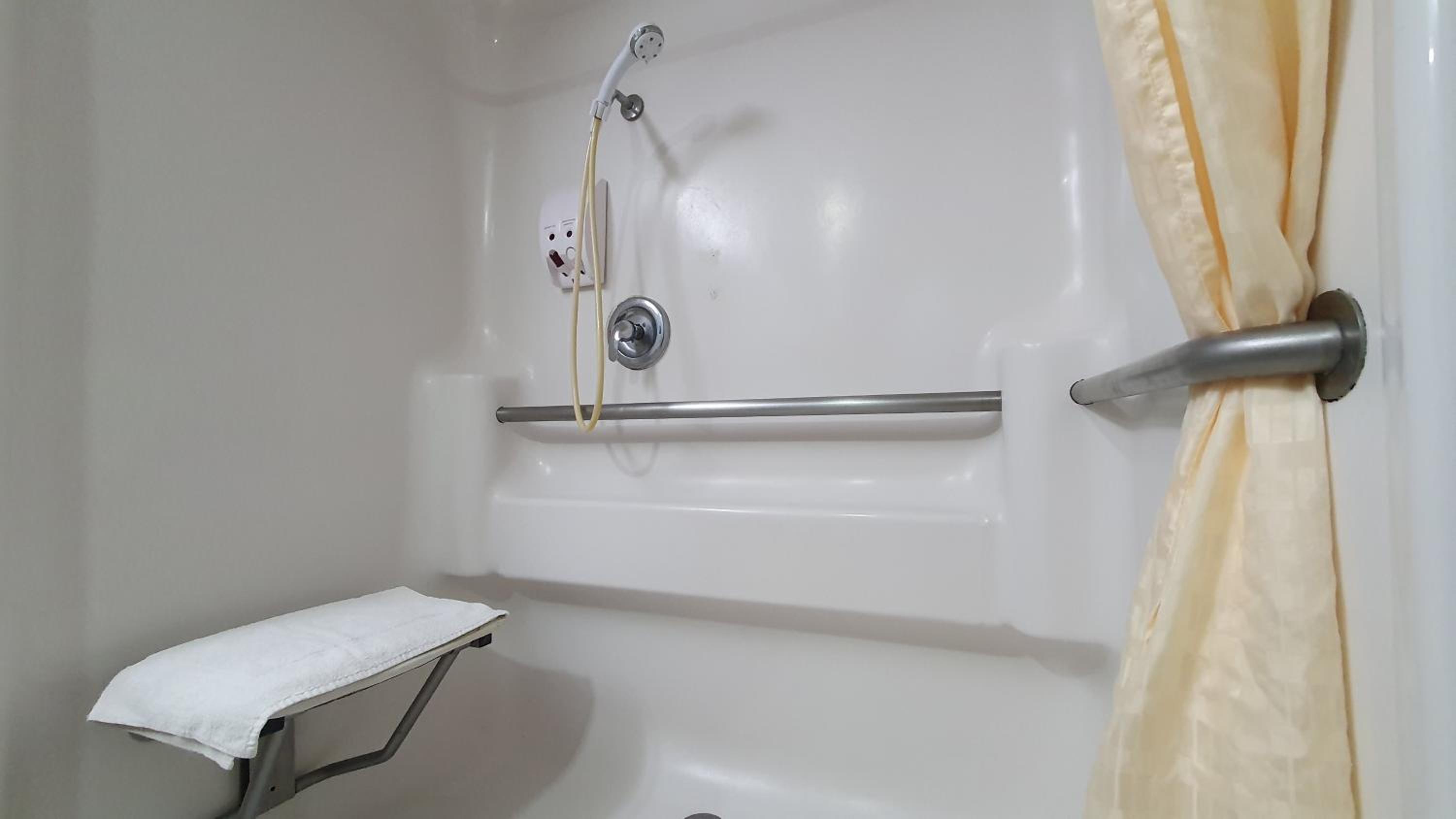 Queen Room with Two Queen Beds - Disability Access - Photo 2