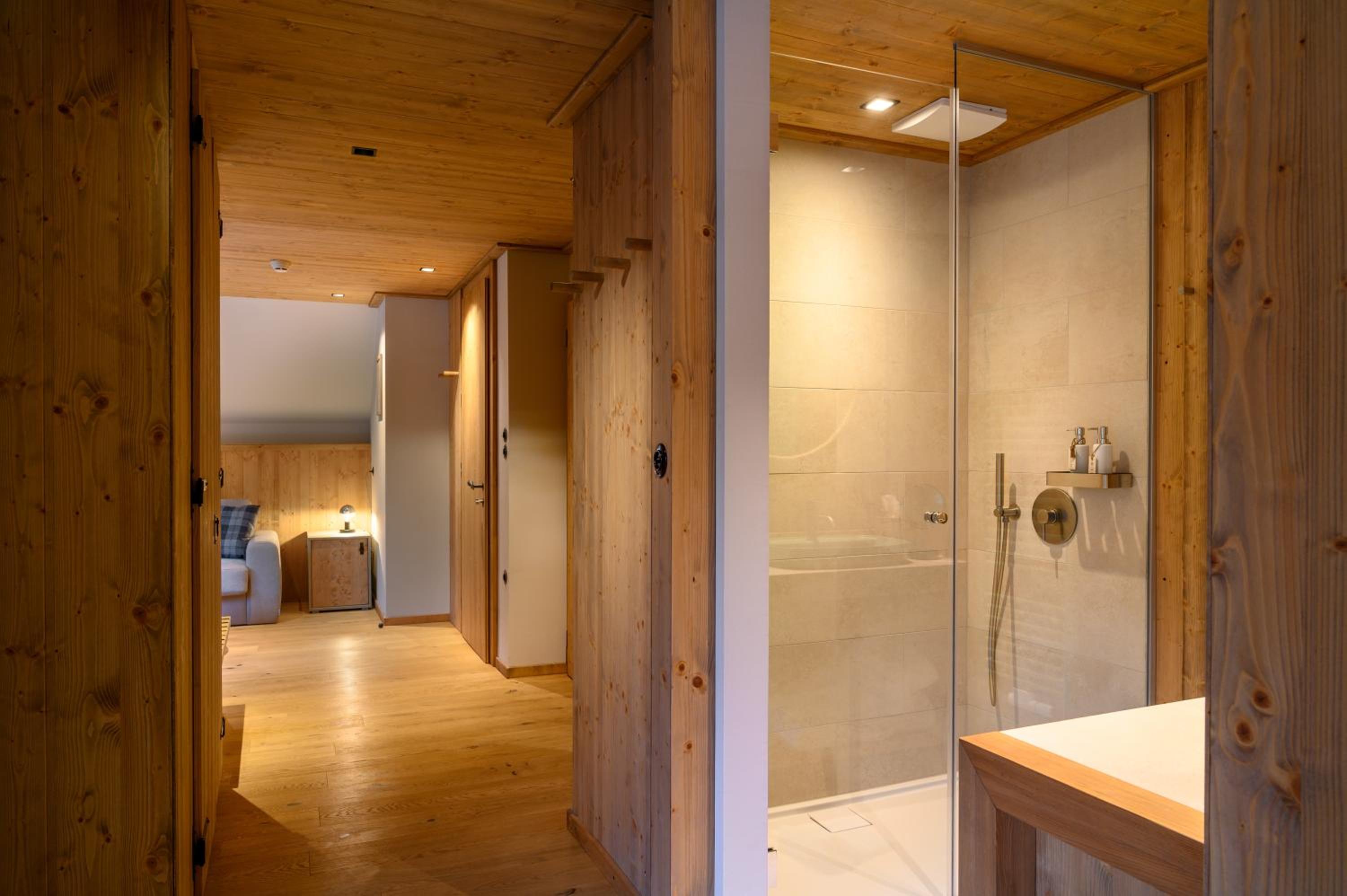 Deluxe Suite - Photo 6