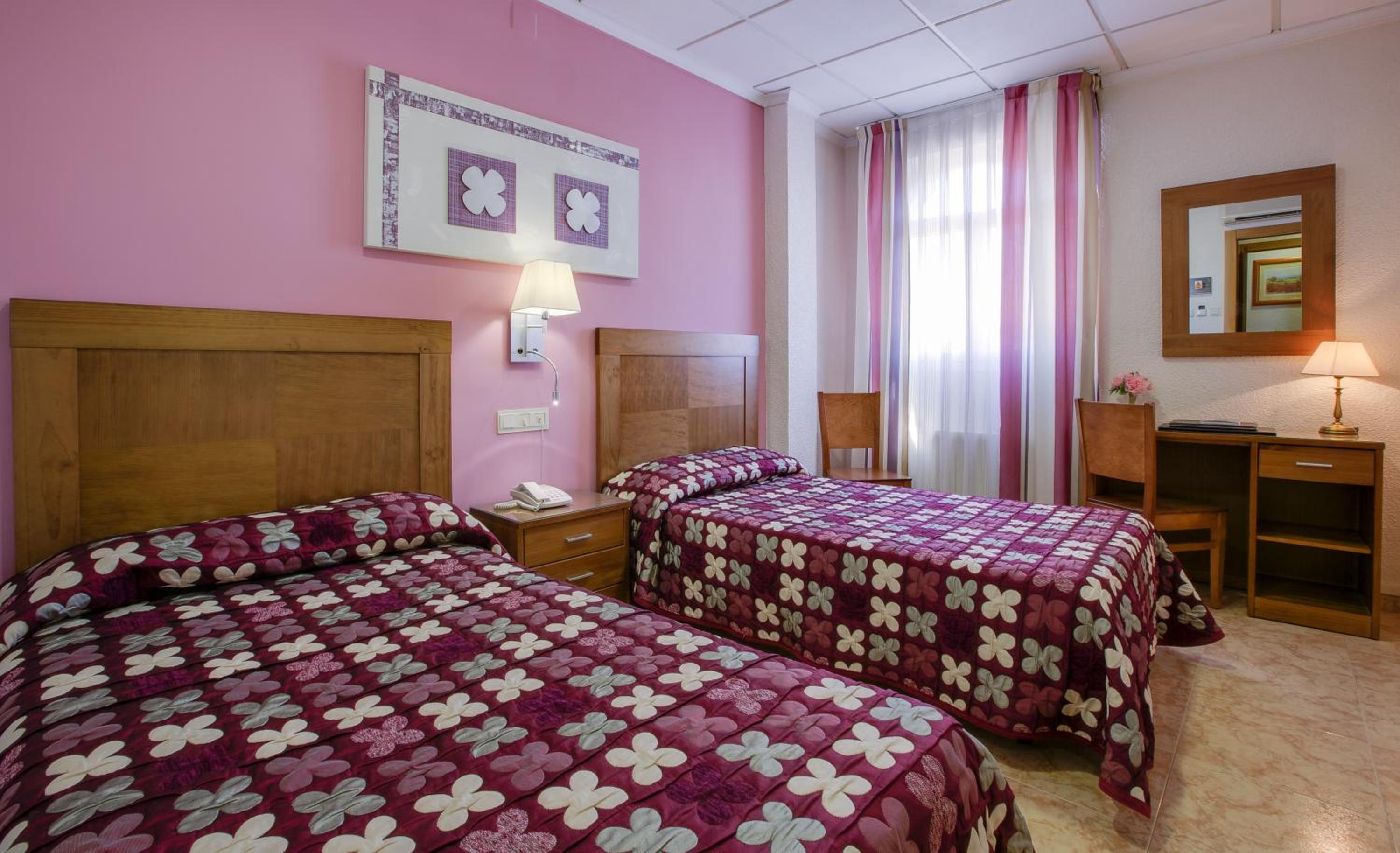 Twin Room - Photo 2