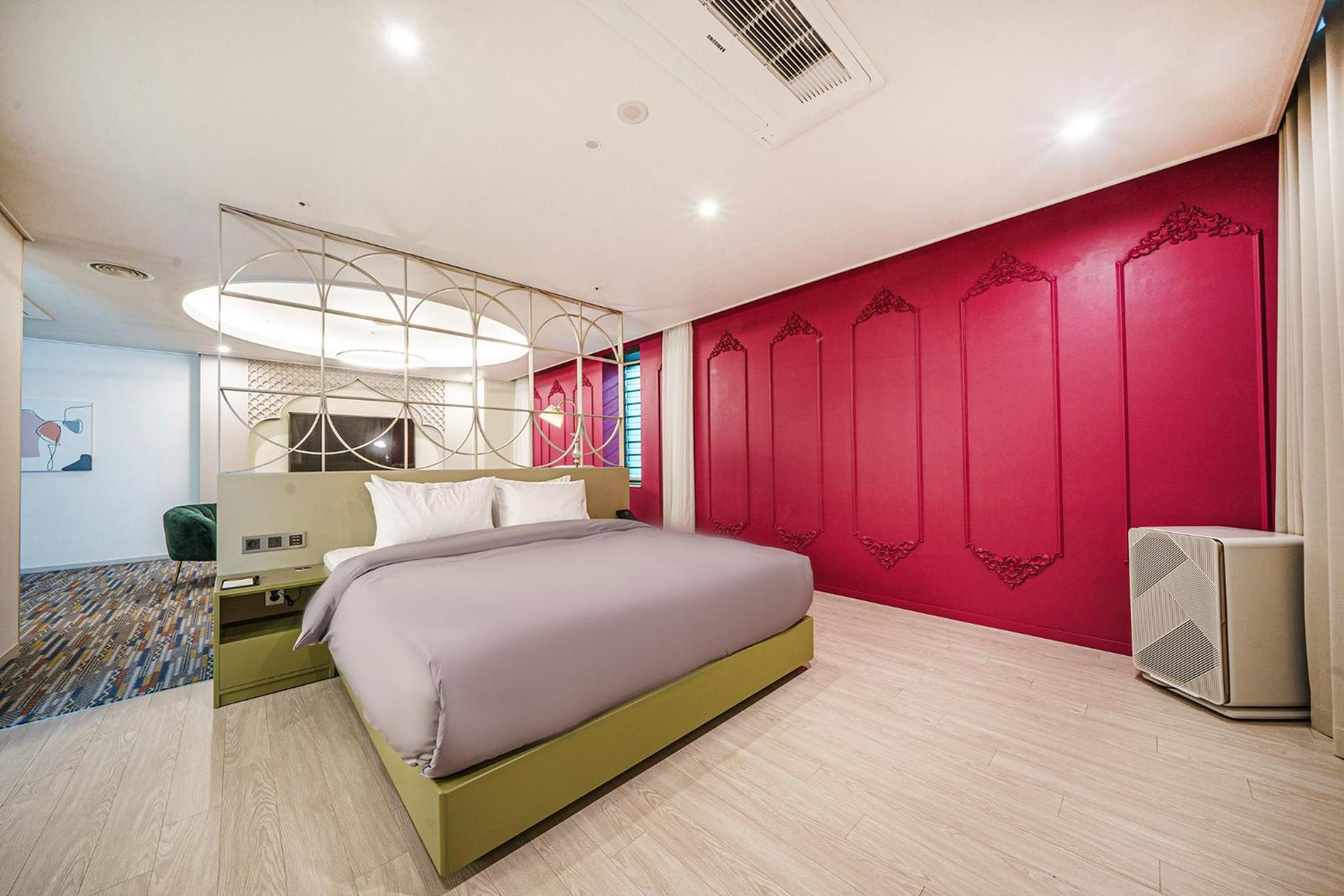 Executive Suite - Photo 8