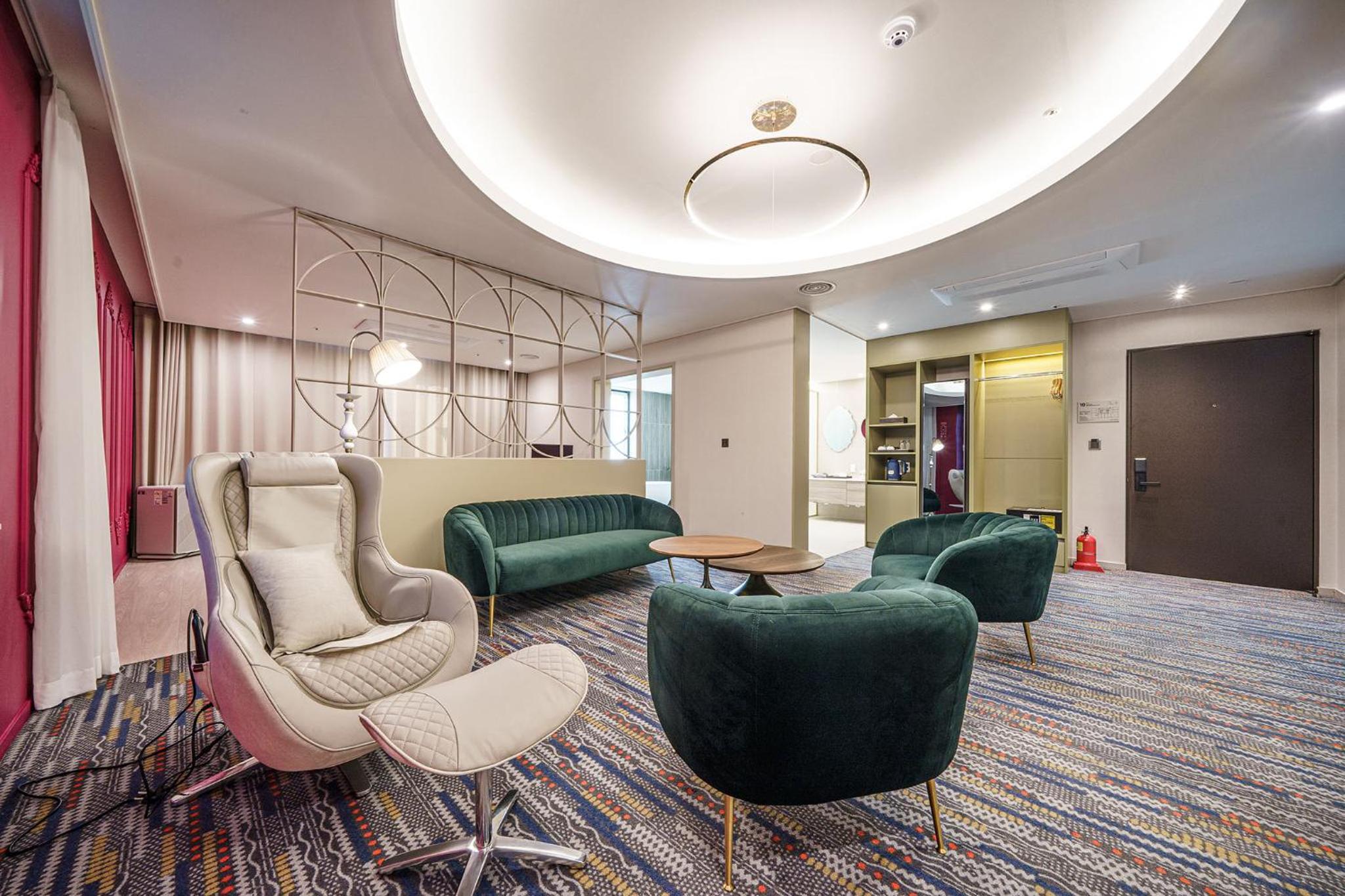 Executive Suite - Photo 2